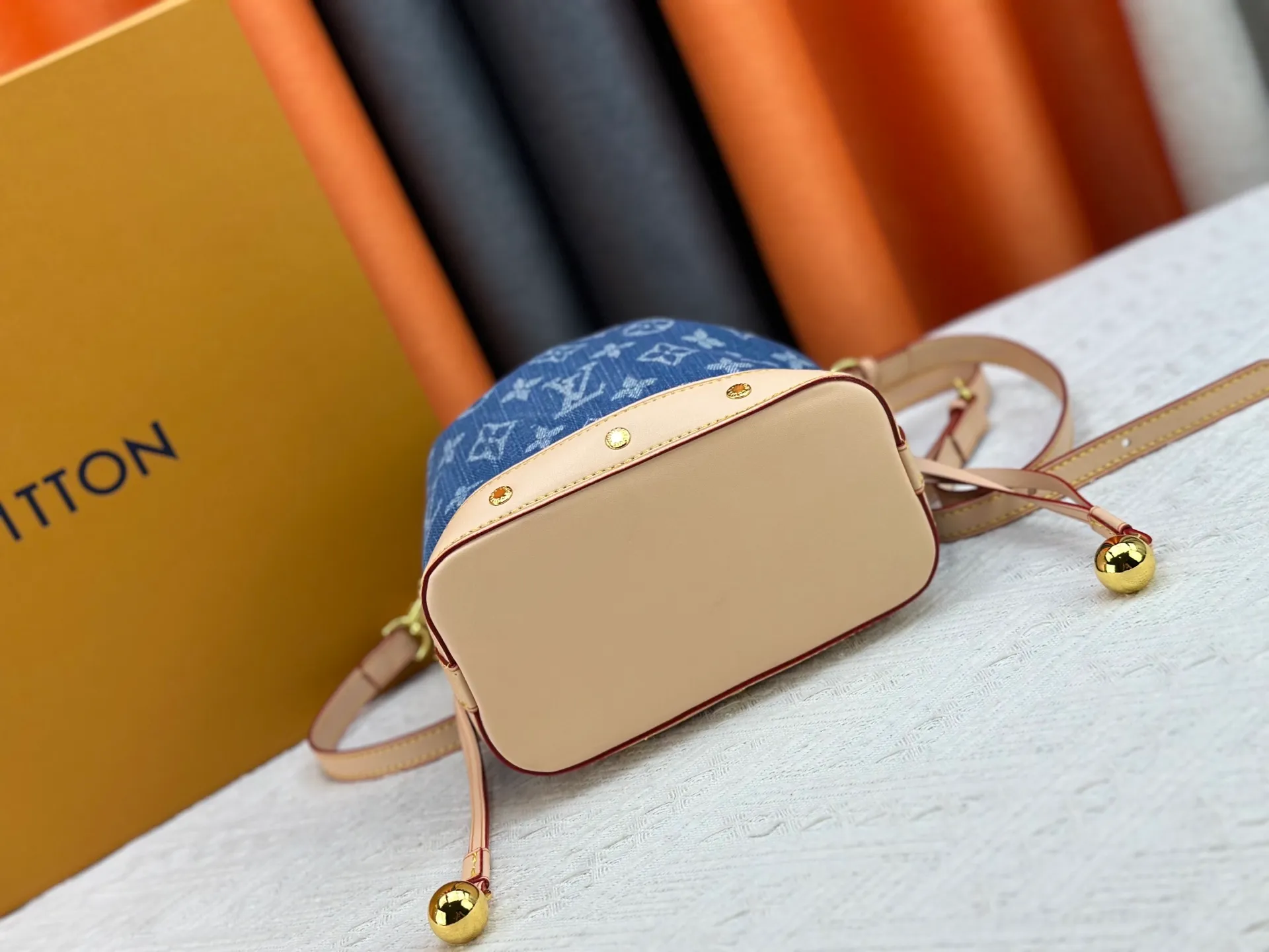 P260 LV M83043 Denim Bucket Bag Large Capacity Shoulder Crossbody Bag Made of exquisite inlay work, classic and versatile, irresistible. Super elegant and full of high-end sense. A must-have in Jimei. Size: 18 20 Item No. 83043