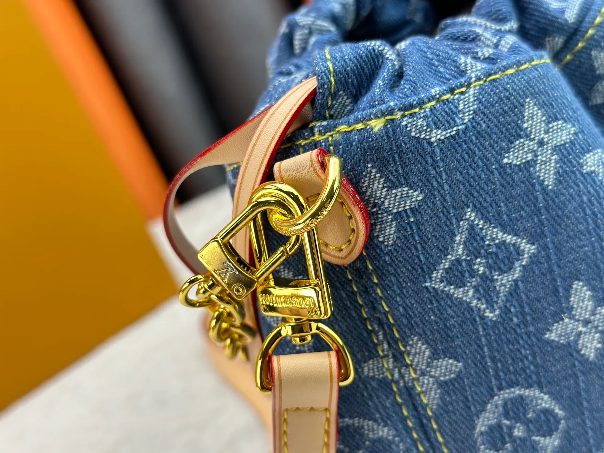 P260 LV M83043 Denim Bucket Bag Large Capacity Shoulder Crossbody Bag Made of exquisite inlay work, classic and versatile, irresistible. Super elegant and full of high-end sense. A must-have in Jimei. Size: 18 20 Item No. 83043