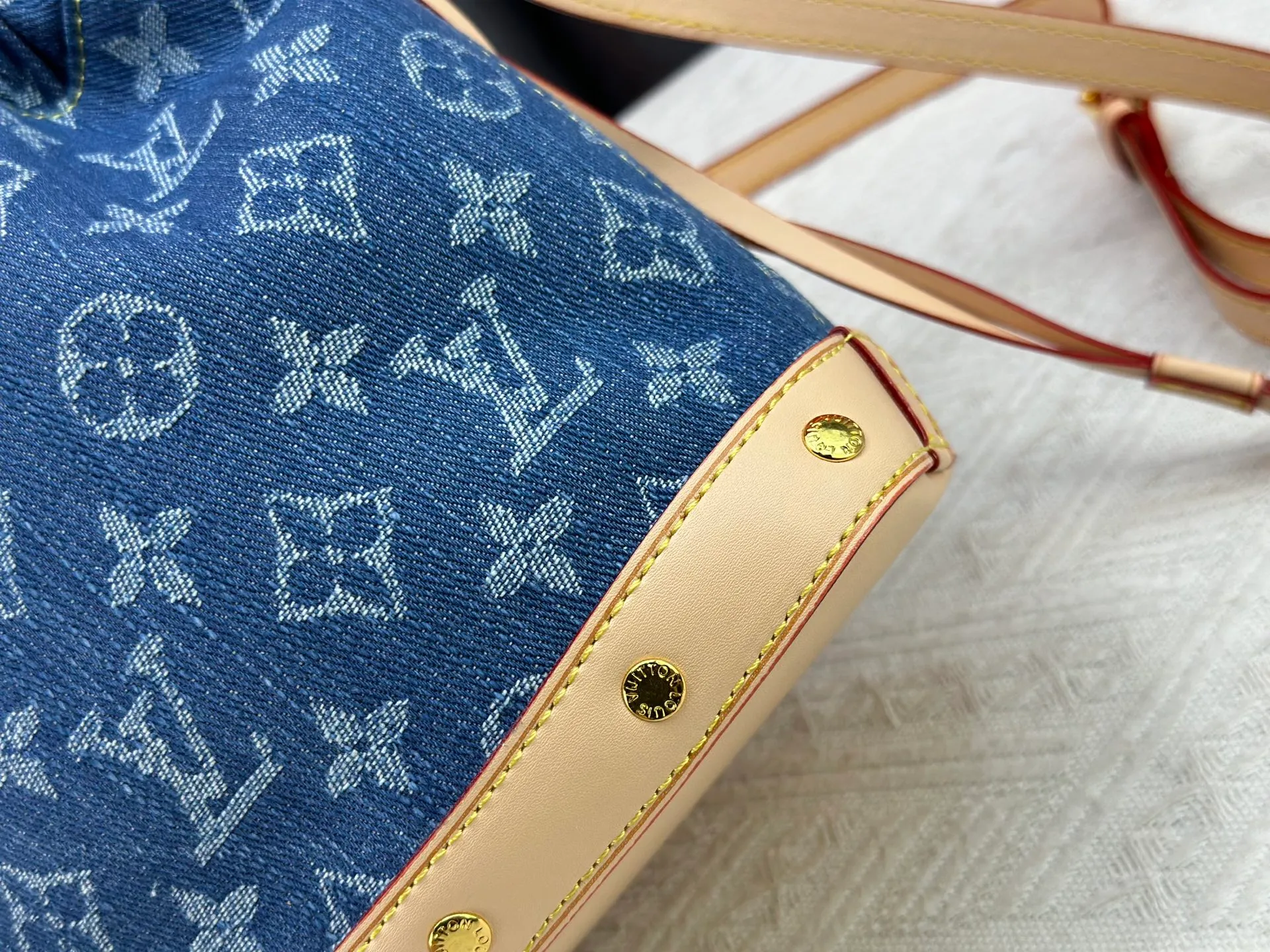 P260 LV M83043 Denim Bucket Bag Large Capacity Shoulder Crossbody Bag Made of exquisite inlay work, classic and versatile, irresistible. Super elegant and full of high-end sense. A must-have in Jimei. Size: 18 20 Item No. 83043