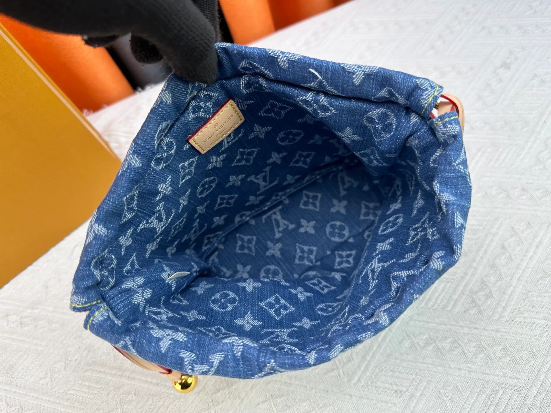 P260 LV M83043 Denim Bucket Bag Large Capacity Shoulder Crossbody Bag Made of exquisite inlay work, classic and versatile, irresistible. Super elegant and full of high-end sense. A must-have in Jimei. Size: 18 20 Item No. 83043