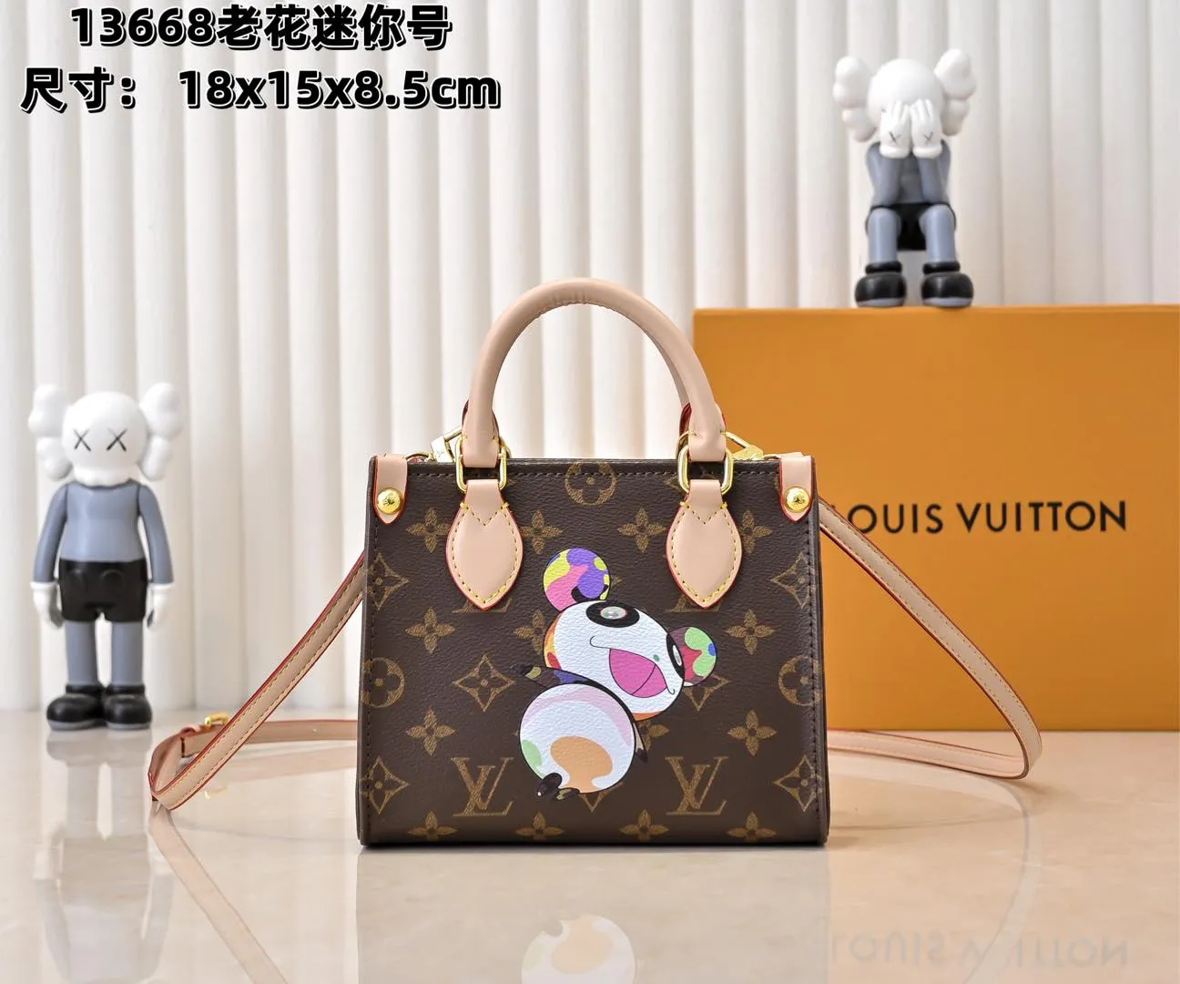 Batch 280💰M46993 M13668!🔥Lv&Takashi Murakami🐼Panda Print OnTheGo BB New Version The legendary ONTHEGO handbag: always able to meet your various needs for handbags. It has a large capacity but is not bulky. It is stiff and soft to the touch, making it suitable for home and travel. Tighten the side ties and it instantly transforms into a stylish urban handbag. Loosen the straps and it transforms into a chic and practical handbag. The slender leather handle can be carried over the shoulder or between the arms. The model shown here is made of Damier Azur canvas. Size: 18x15x8.5cm