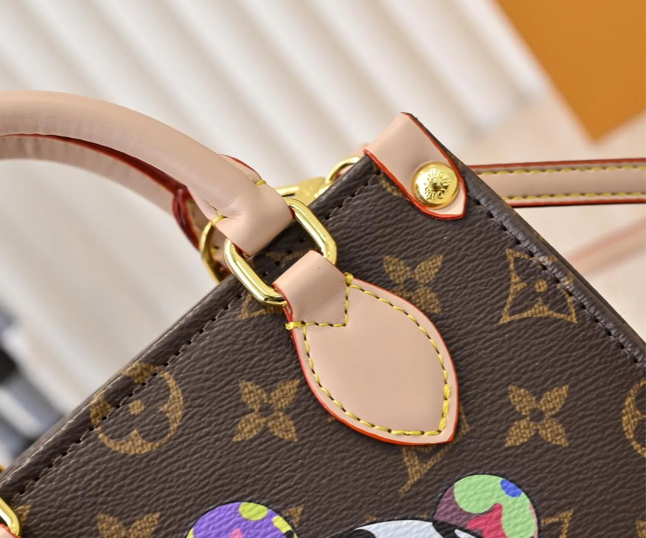 Batch 280💰M46993 M13668!🔥Lv&Takashi Murakami🐼Panda Print OnTheGo BB New Version The legendary ONTHEGO handbag: always able to meet your various needs for handbags. It has a large capacity but is not bulky. It is stiff and soft to the touch, making it suitable for home and travel. Tighten the side ties and it instantly transforms into a stylish urban handbag. Loosen the straps and it transforms into a chic and practical handbag. The slender leather handle can be carried over the shoulder or between the arms. The model shown here is made of Damier Azur canvas. Size: 18x15x8.5cm