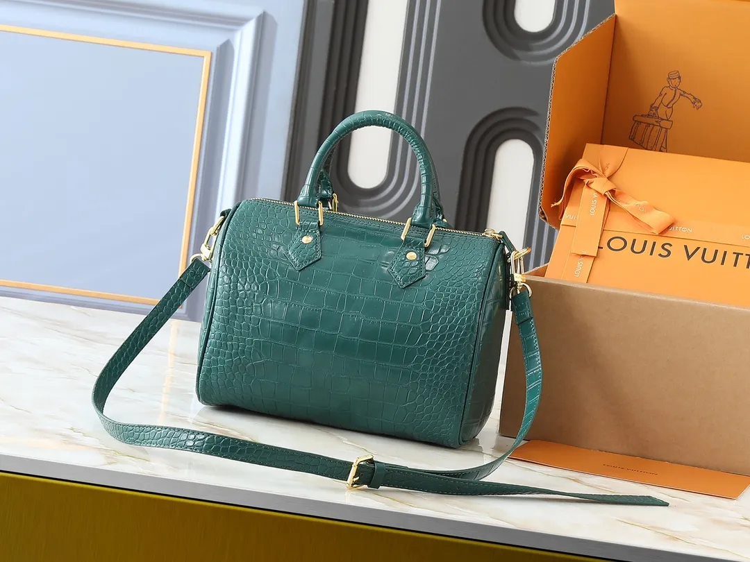💰300💰Upgraded from the original M89108 M40390 crocodile pattern. This Speedy Bandoulière 25 Monogram Leather handbag is made of soft cow leather and uses the Monogram pattern to reproduce the sophisticated look and feel of the canvas print. Dazzling metal hardware, sheepskin lining and nameplate all reflect Creative Director Pharrell Williams' relentless attention to detail. Dimensions: 25x15x15