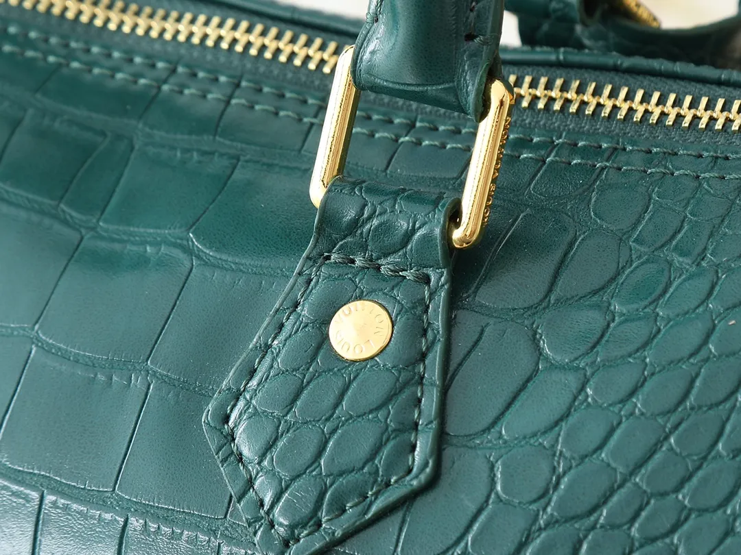💰300💰Upgraded from the original M89108 M40390 crocodile pattern. This Speedy Bandoulière 25 Monogram Leather handbag is made of soft cow leather and uses the Monogram pattern to reproduce the sophisticated look and feel of the canvas print. Dazzling metal hardware, sheepskin lining and nameplate all reflect Creative Director Pharrell Williams' relentless attention to detail. Dimensions: 25x15x15