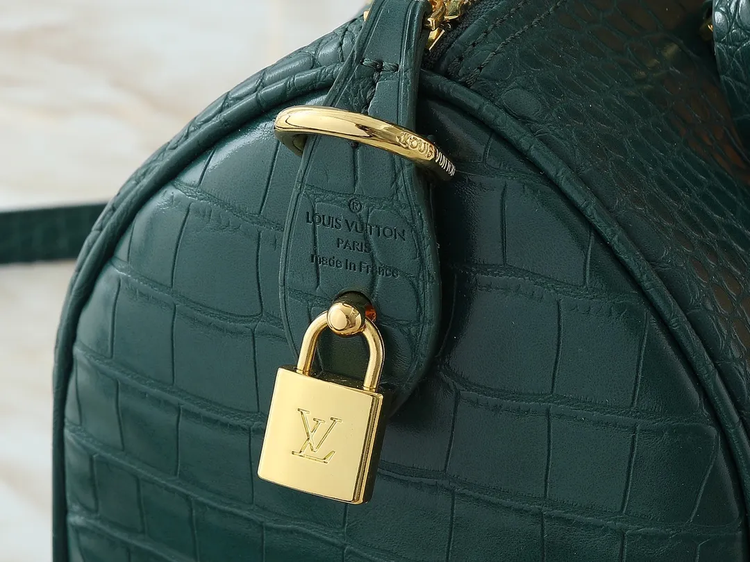 💰300💰Upgraded from the original M89108 M40390 crocodile pattern. This Speedy Bandoulière 25 Monogram Leather handbag is made of soft cow leather and uses the Monogram pattern to reproduce the sophisticated look and feel of the canvas print. Dazzling metal hardware, sheepskin lining and nameplate all reflect Creative Director Pharrell Williams' relentless attention to detail. Dimensions: 25x15x15