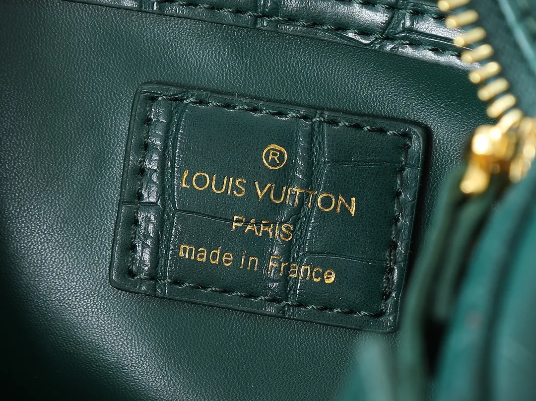 💰300💰Upgraded from the original M89108 M40390 crocodile pattern. This Speedy Bandoulière 25 Monogram Leather handbag is made of soft cow leather and uses the Monogram pattern to reproduce the sophisticated look and feel of the canvas print. Dazzling metal hardware, sheepskin lining and nameplate all reflect Creative Director Pharrell Williams' relentless attention to detail. Dimensions: 25x15x15