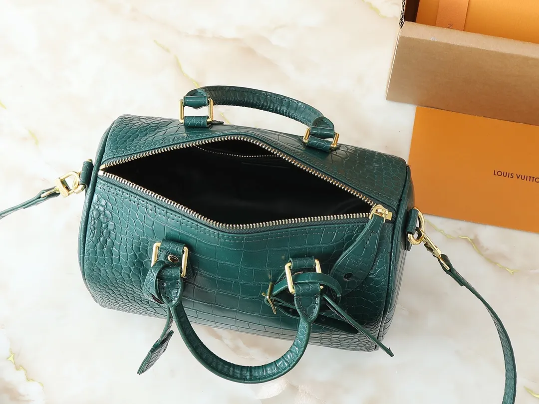 💰300💰Upgraded from the original M89108 M40390 crocodile pattern. This Speedy Bandoulière 25 Monogram Leather handbag is made of soft cow leather and uses the Monogram pattern to reproduce the sophisticated look and feel of the canvas print. Dazzling metal hardware, sheepskin lining and nameplate all reflect Creative Director Pharrell Williams' relentless attention to detail. Dimensions: 25x15x15
