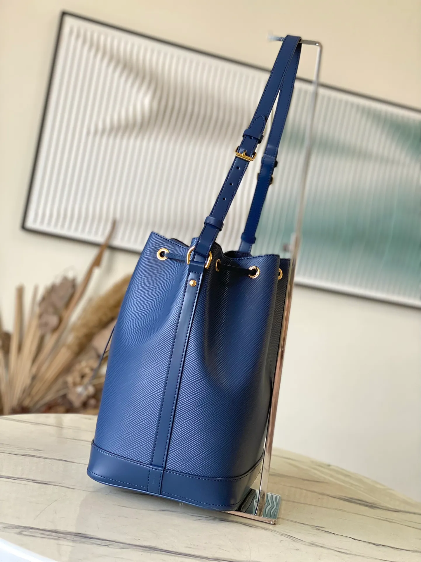 💰1560 (top layer leather) top original order M24932 blue This Noé MM bucket bag from the Nautical series is reinterpreted in soft Epi calfskin to create a retro-style Noé bag style. Epi calfskin will become smoother over time while maintaining its original beauty. The bag is equipped with a detachable small storage bag, which can safely store valuables. Dimensions: 27 x 33 x 20 cm (length x height x width)