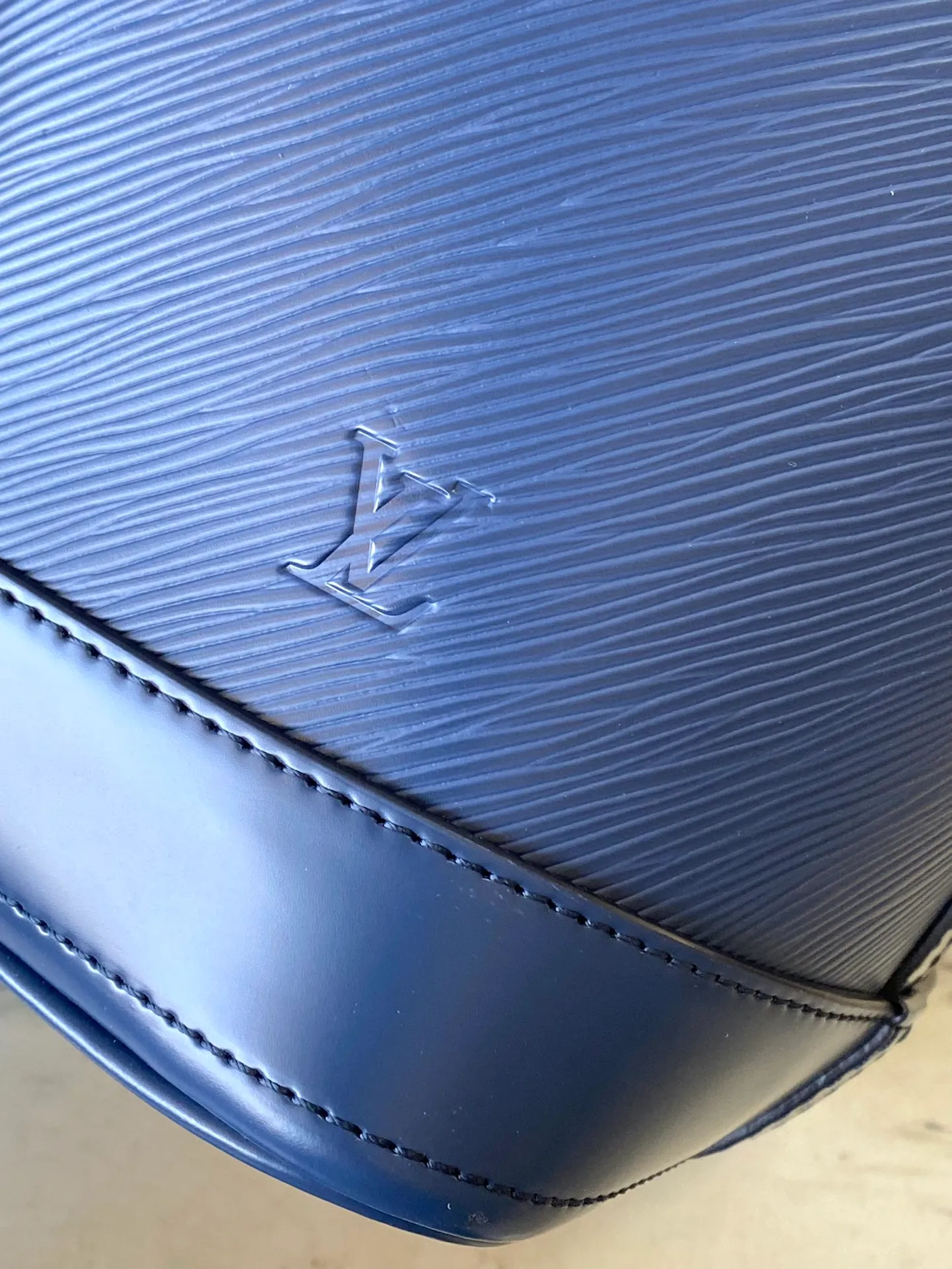 💰1560 (top layer leather) top original order M24932 blue This Noé MM bucket bag from the Nautical series is reinterpreted in soft Epi calfskin to create a retro-style Noé bag style. Epi calfskin will become smoother over time while maintaining its original beauty. The bag is equipped with a detachable small storage bag, which can safely store valuables. Dimensions: 27 x 33 x 20 cm (length x height x width)