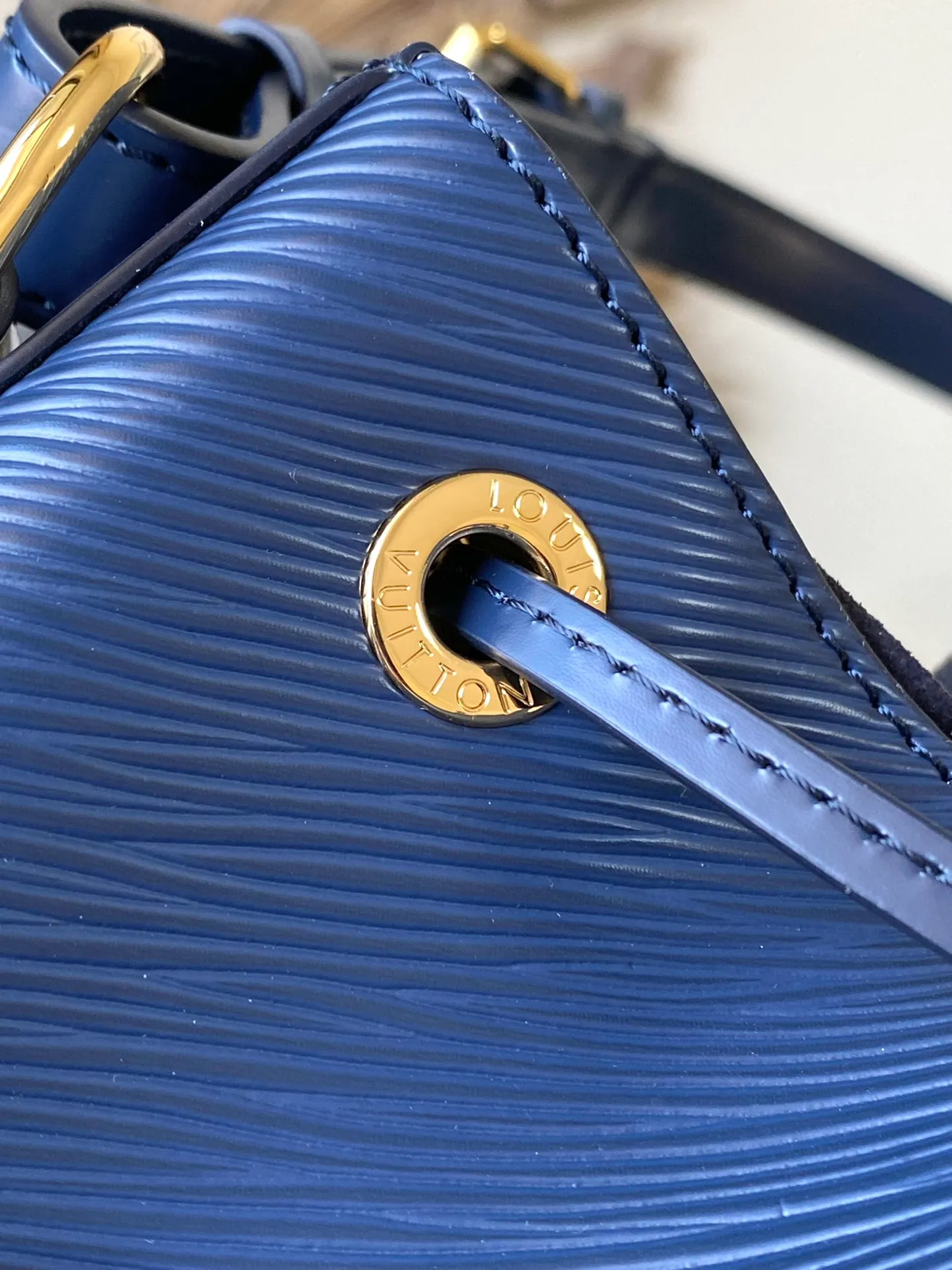 💰1560 (top layer leather) top original order M24932 blue This Noé MM bucket bag from the Nautical series is reinterpreted in soft Epi calfskin to create a retro-style Noé bag style. Epi calfskin will become smoother over time while maintaining its original beauty. The bag is equipped with a detachable small storage bag, which can safely store valuables. Dimensions: 27 x 33 x 20 cm (length x height x width)