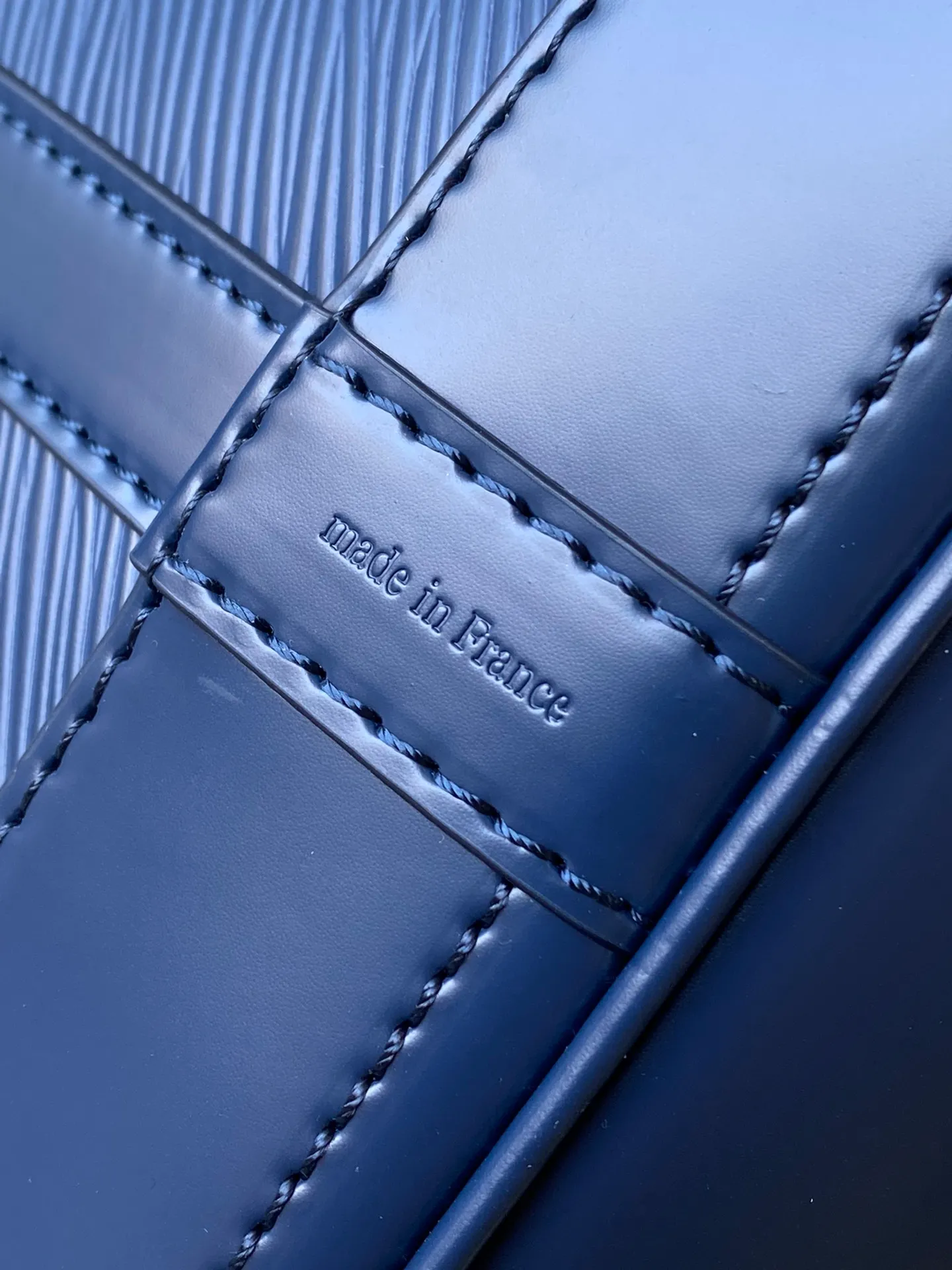 💰1560 (top layer leather) top original order M24932 blue This Noé MM bucket bag from the Nautical series is reinterpreted in soft Epi calfskin to create a retro-style Noé bag style. Epi calfskin will become smoother over time while maintaining its original beauty. The bag is equipped with a detachable small storage bag, which can safely store valuables. Dimensions: 27 x 33 x 20 cm (length x height x width)