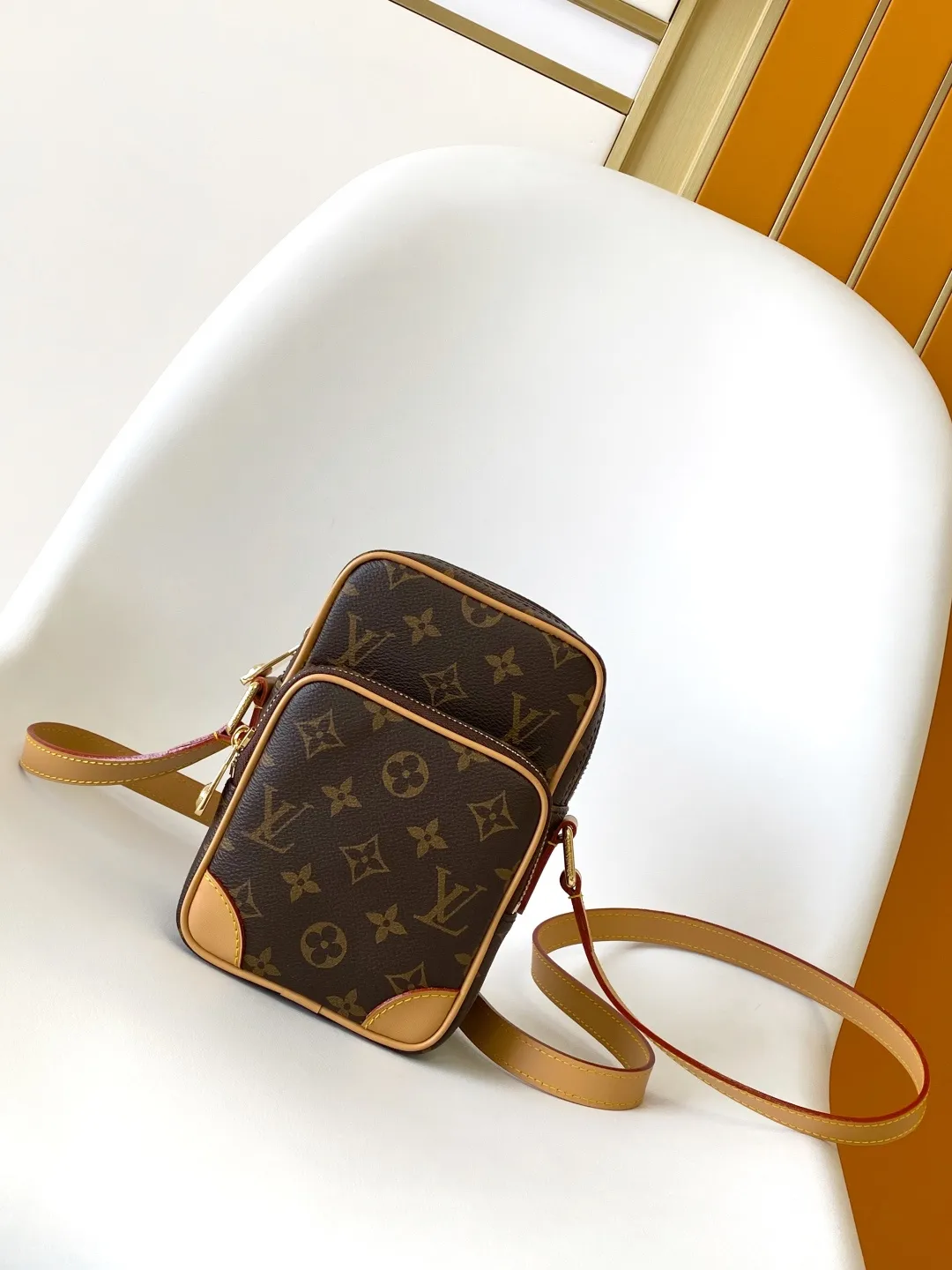 💰980 Top Original M14024 Full Leather M14014 Presbyopia Top Original Dynamic Changing In his latest series, Pharrell Williams reinvented the Amazone crossbody bag from the 1980s, updating it with luxurious details. Select soft cow leather and cover it with Monogram printing. The leather texture is like vintage Monogram canvas. The bag is embellished with a pearl zipper and paired with a detachable Louis Vuitton metal hangtag, which is reminiscent of the nameplate on the brand's vintage luggage. 14.5 Half-length strap adjustable to: 58.0 cm