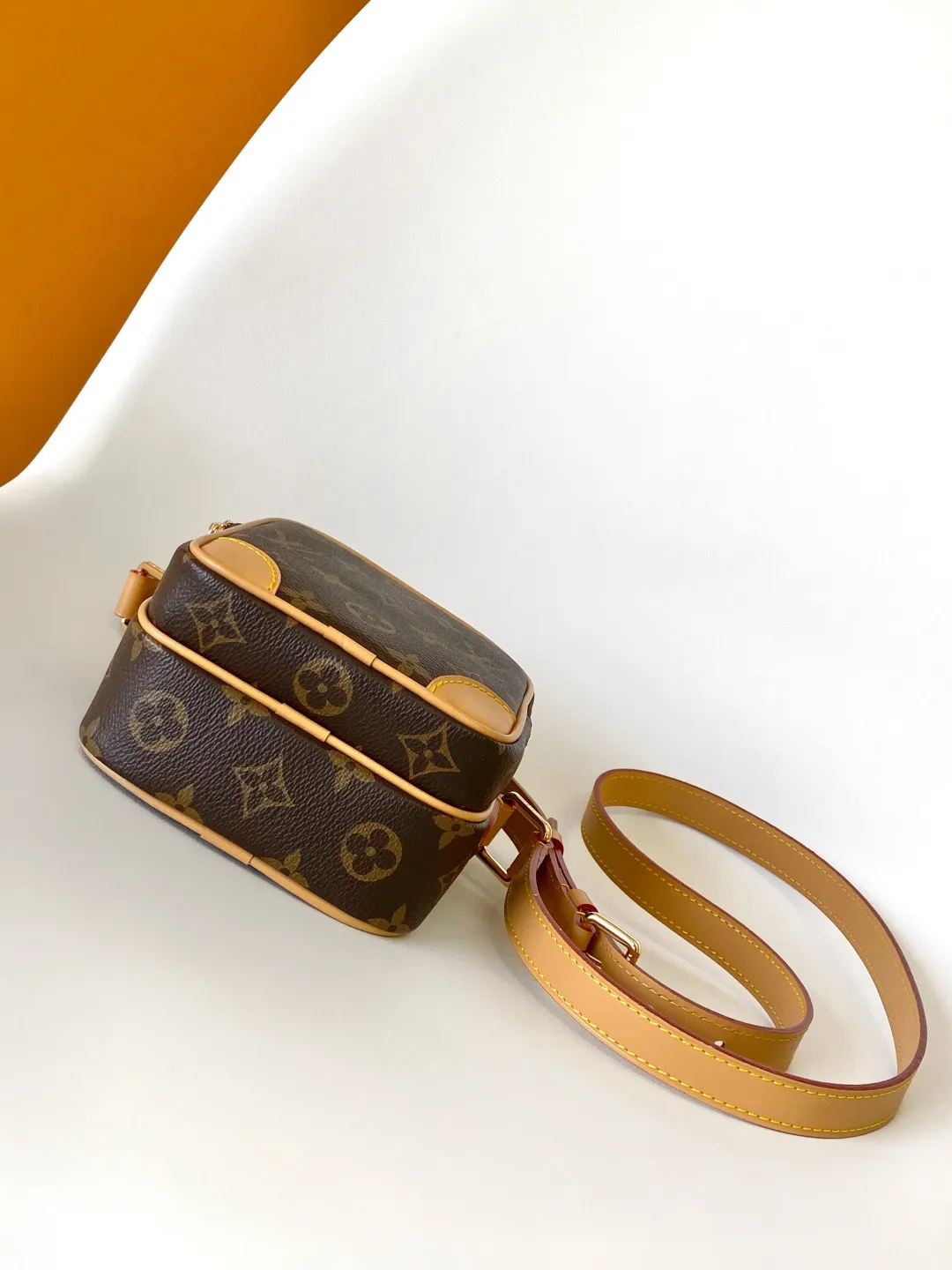 💰980 Top Original M14024 Full Leather M14014 Presbyopia Top Original Dynamic Changing In his latest series, Pharrell Williams reinvented the Amazone crossbody bag from the 1980s, updating it with luxurious details. Select soft cow leather and cover it with Monogram printing. The leather texture is like vintage Monogram canvas. The bag is embellished with a pearl zipper and paired with a detachable Louis Vuitton metal hangtag, which is reminiscent of the nameplate on the brand's vintage luggage. 14.5 Half-length strap adjustable to: 58.0 cm