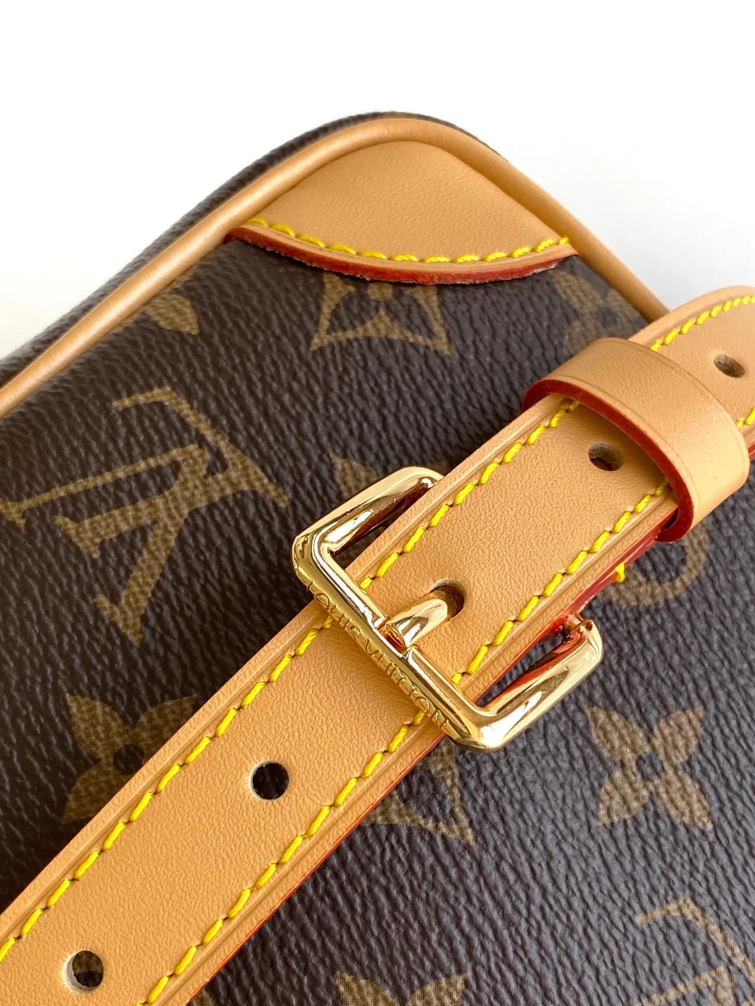 💰980 Top Original M14024 Full Leather M14014 Presbyopia Top Original Dynamic Changing In his latest series, Pharrell Williams reinvented the Amazone crossbody bag from the 1980s, updating it with luxurious details. Select soft cow leather and cover it with Monogram printing. The leather texture is like vintage Monogram canvas. The bag is embellished with a pearl zipper and paired with a detachable Louis Vuitton metal hangtag, which is reminiscent of the nameplate on the brand's vintage luggage. 14.5 Half-length strap adjustable to: 58.0 cm