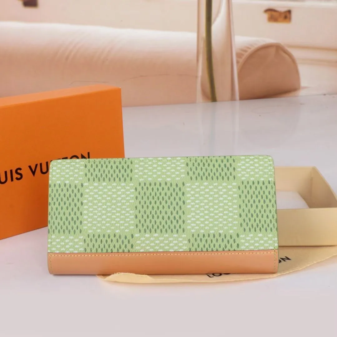 P140💰Model: 93800 checkered green New model The latest model for spring and summer 2024, this pocket wallet combines the elegance of Damier Graphite canvas with the delicate texture of Epi leather, with stripes emblazoned with the Louis Vuitton logo. The elegant design can accommodate credit cards, banknotes and receipts, making it suitable for daily carrying or gift giving. Epi leather and Damier Graphite coated sail. Textile cowhide trimmed cowhide lining, card compartment, inner pocket, outer patch pocket. This product is produced in one of France, Spain, Italy and the United States. Long clip size 11×19×2cm 62665 63212