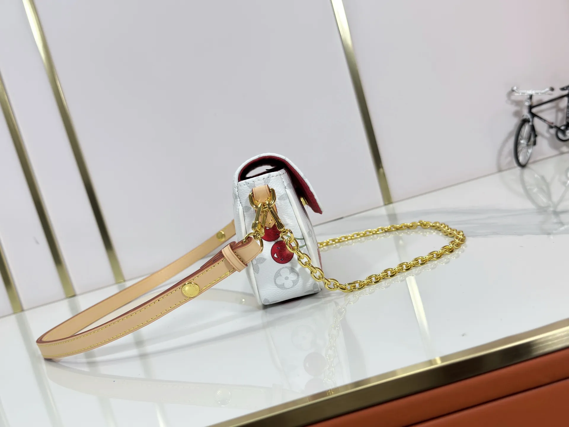 P220 Upgraded Version [Official Latest Matching Color] Cherry Chain Bag Armpit Bag Exclusive Sticker LV M14239 M14231 M11299 Beige M12778 Gray Flower M81992 M82110 Presbyopia M81911 Wallet on Chain Ivy handbag is embossed with large Monogram pattern on the surface of Monogram Empreinte grain leather, adding a trendy choice for daily travel and evening occasions. Cleverly using a short chain and a detachable and adjustable leather shoulder strap, it can be worn handheld, on the shoulder, or as a crossbody. Detailed features 23.5 x 12 x 4.3 cm (length x height x width)