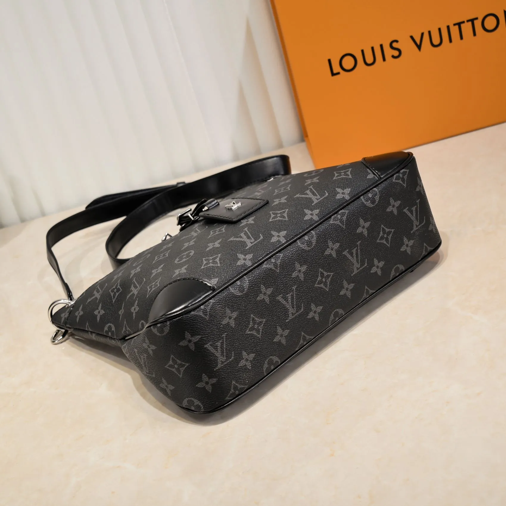💰Large 300💰💰Small 280💰Upgraded from the original M45353 M45354 M45355 A new Odeon medium and small handbag is launched in the autumn and winter of 2020, using Monogram canvas and reinforced leather corners to convey a retro feel. The adjustable shoulder strap makes it easy to carry on the shoulder or across the body, and the zipper allows easy access to your belongings. Monogram coated canvas Semi-distressed vegetable tanned leather Natural cowhide and colorful cowhide trim Textile lining Metal hardware Leather corners Shoulder strap loops Double zip closure External patch pocket with magnetic closure