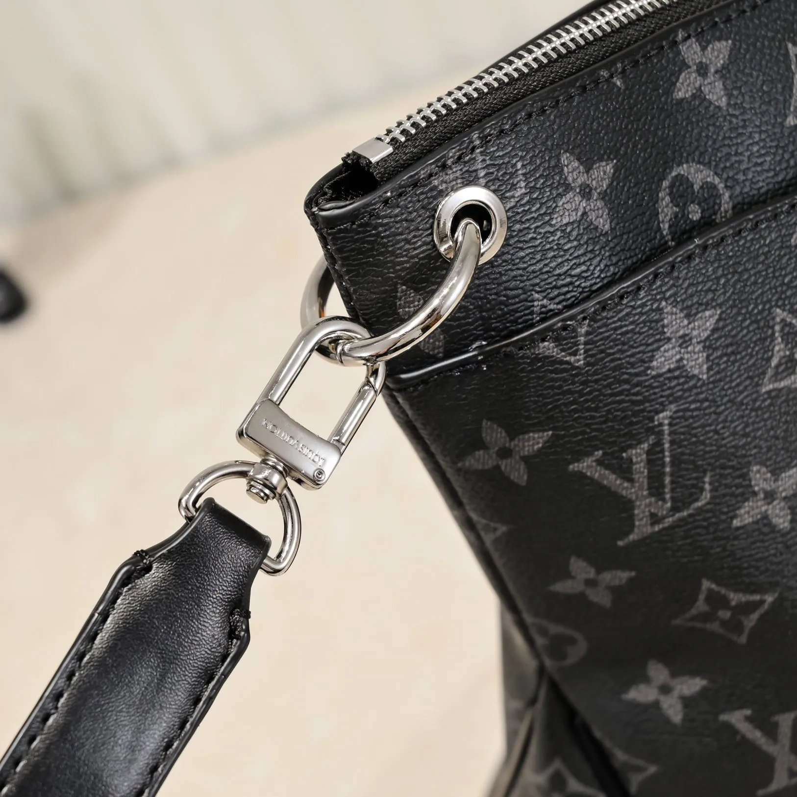 💰Large 300💰💰Small 280💰Upgraded from the original M45353 M45354 M45355 A new Odeon medium and small handbag is launched in the autumn and winter of 2020, using Monogram canvas and reinforced leather corners to convey a retro feel. The adjustable shoulder strap makes it easy to carry on the shoulder or across the body, and the zipper allows easy access to your belongings. Monogram coated canvas Semi-distressed vegetable tanned leather Natural cowhide and colorful cowhide trim Textile lining Metal hardware Leather corners Shoulder strap loops Double zip closure External patch pocket with magnetic closure