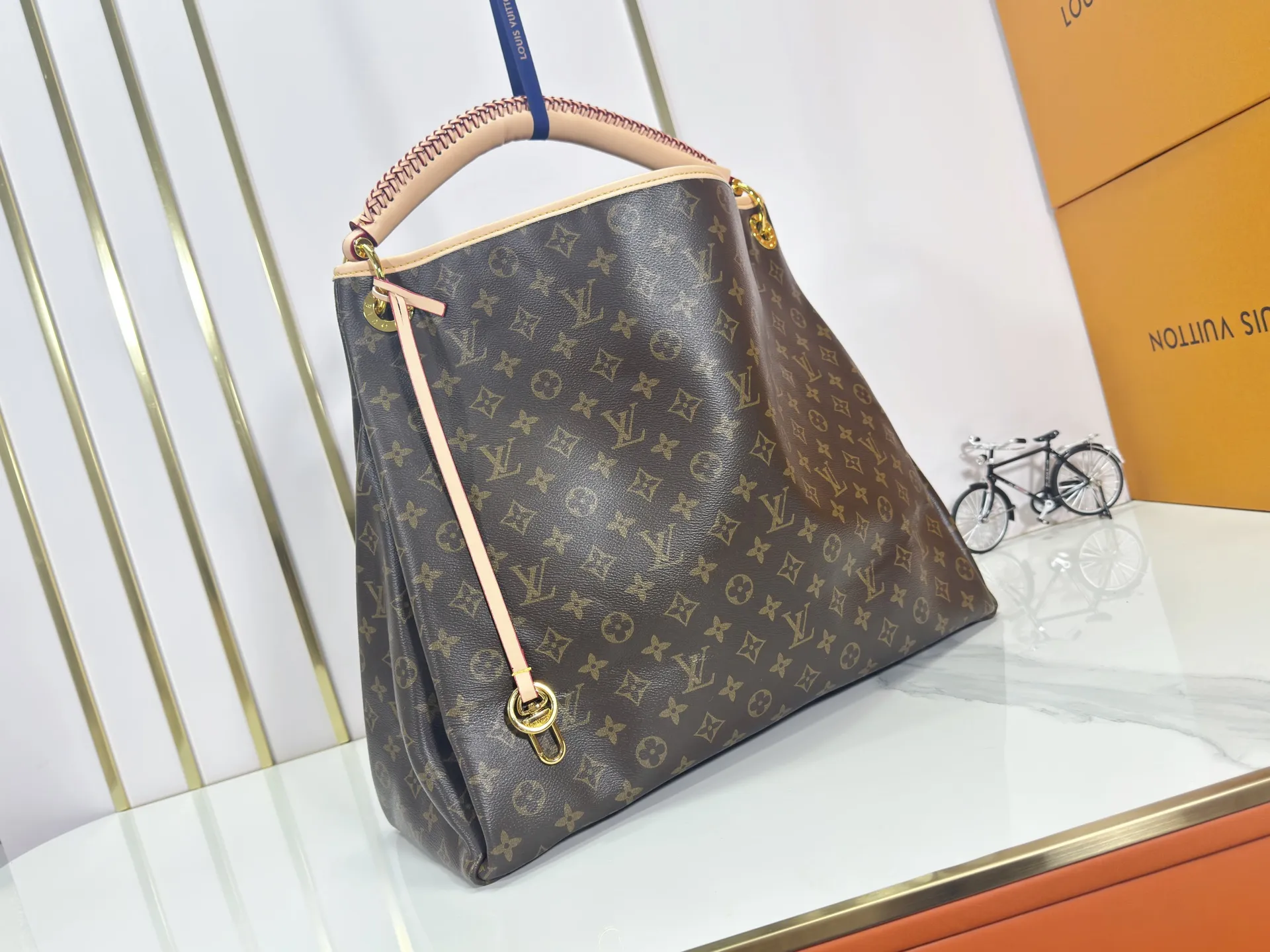 P260 Upgraded original Artsy medium size N41174 white plaid M40249 presbyopia N40253 white plaid edging M44869 edging presbyopic handbag is made of soft Damier Azur canvas, with a fresh and feminine appearance. Paired with shiny golden brass accessories and fashionable and chic bag decorations, the beautifully handmade leather handle adds a luxurious touch. Dimensions 46 x 32 x 24 cm680 (Length x Height x Width)