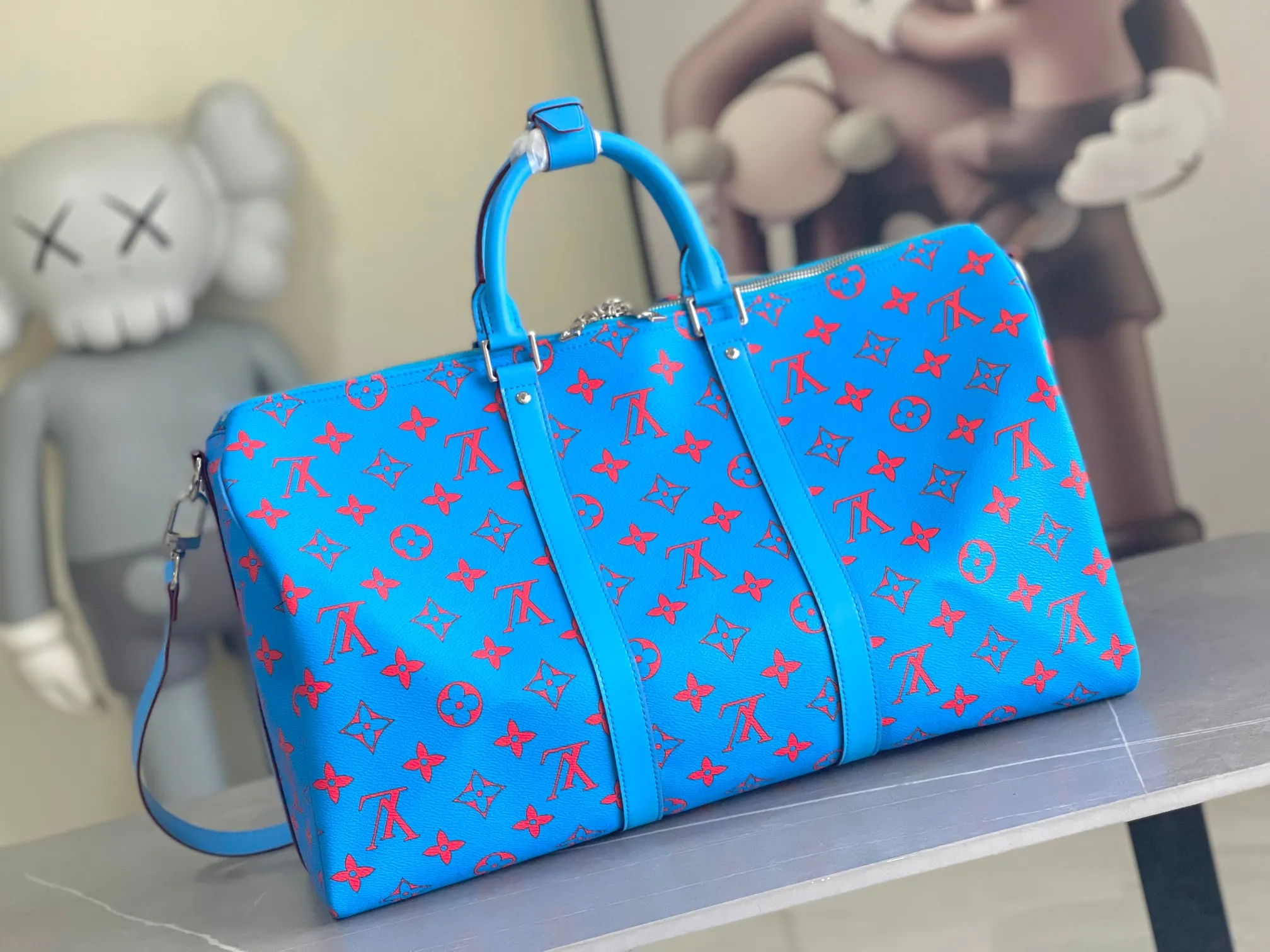 💰1300 Top original order M14834 KEEPALL BANDOULIÈRE 50 The blue Monogram Bandana pattern is presented with a unique bleaching and dyeing effect, bringing an elegant and casual atmosphere to this Keepall Bandoulière 50 soft travel bag made of soft leather and classic lines. This cabin-sized travel bag has a roomy interior for packing your weekend essentials. The travel bag features leather top handles and a detachable shoulder strap, allowing it to be carried in a variety of ways. size：50*29*23