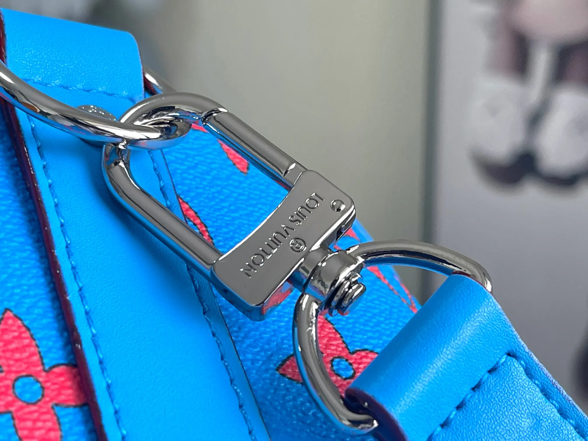 💰1300 Top original order M14834 KEEPALL BANDOULIÈRE 50 The blue Monogram Bandana pattern is presented with a unique bleaching and dyeing effect, bringing an elegant and casual atmosphere to this Keepall Bandoulière 50 soft travel bag made of soft leather and classic lines. This cabin-sized travel bag has a roomy interior for packing your weekend essentials. The travel bag features leather top handles and a detachable shoulder strap, allowing it to be carried in a variety of ways. size：50*29*23