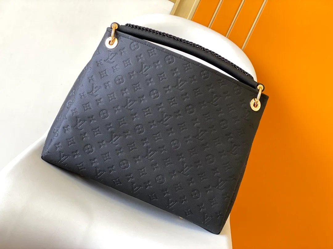 💰1140 (top-grain leather) top original order M43237 blue M41066 black medium-sized portable shopping bag Spacious, exquisite and fashionable, this medium-sized Artsy handbag is a classic. Made of luxurious Monogram Empreinte embossed leather, the beautiful handle and gorgeous golden brass hardware add to the high-end quality. Size: 42*18*30 cm