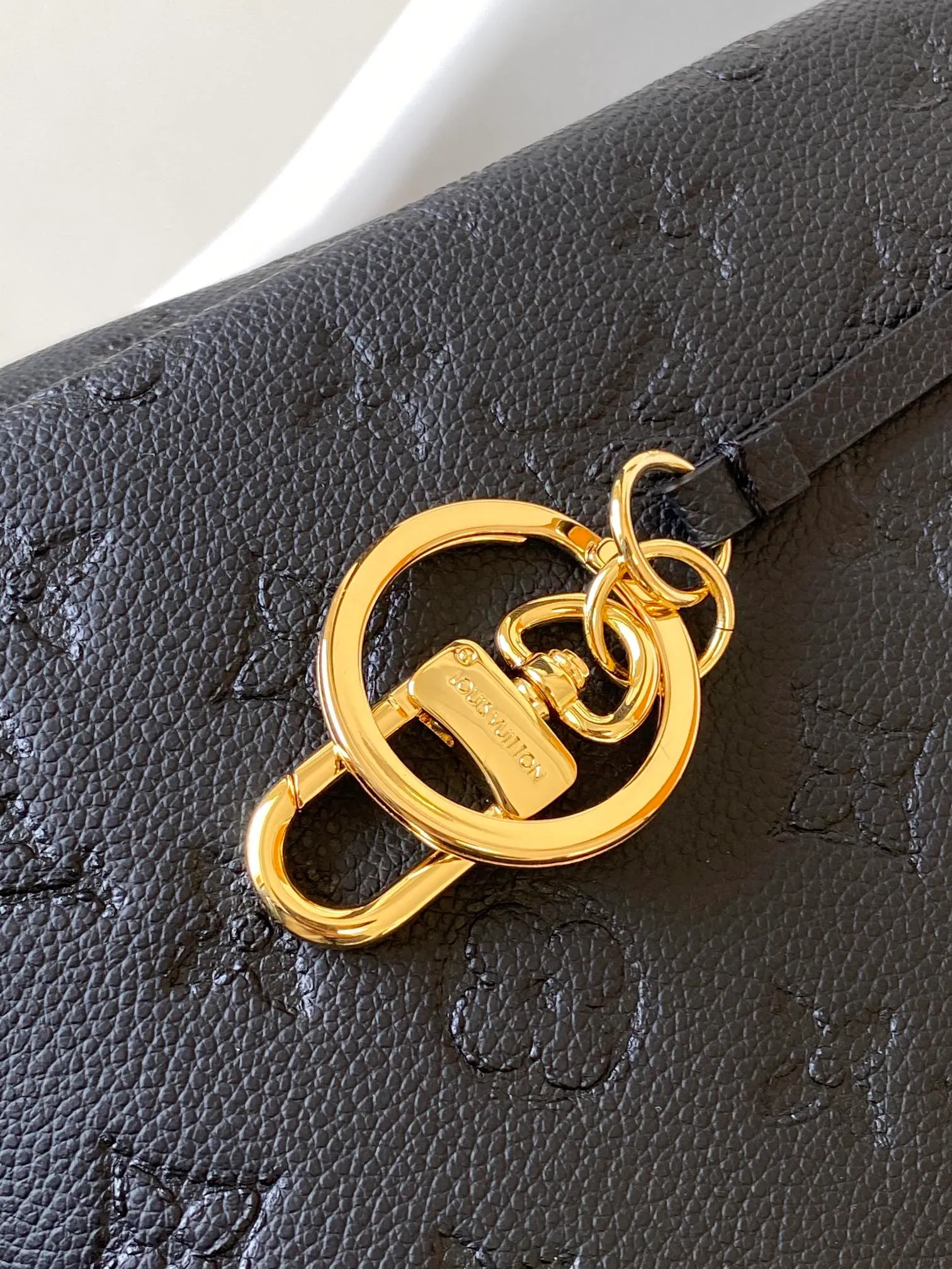 💰1140 (top-grain leather) top original order M43237 blue M41066 black medium-sized portable shopping bag Spacious, exquisite and fashionable, this medium-sized Artsy handbag is a classic. Made of luxurious Monogram Empreinte embossed leather, the beautiful handle and gorgeous golden brass hardware add to the high-end quality. Size: 42*18*30 cm