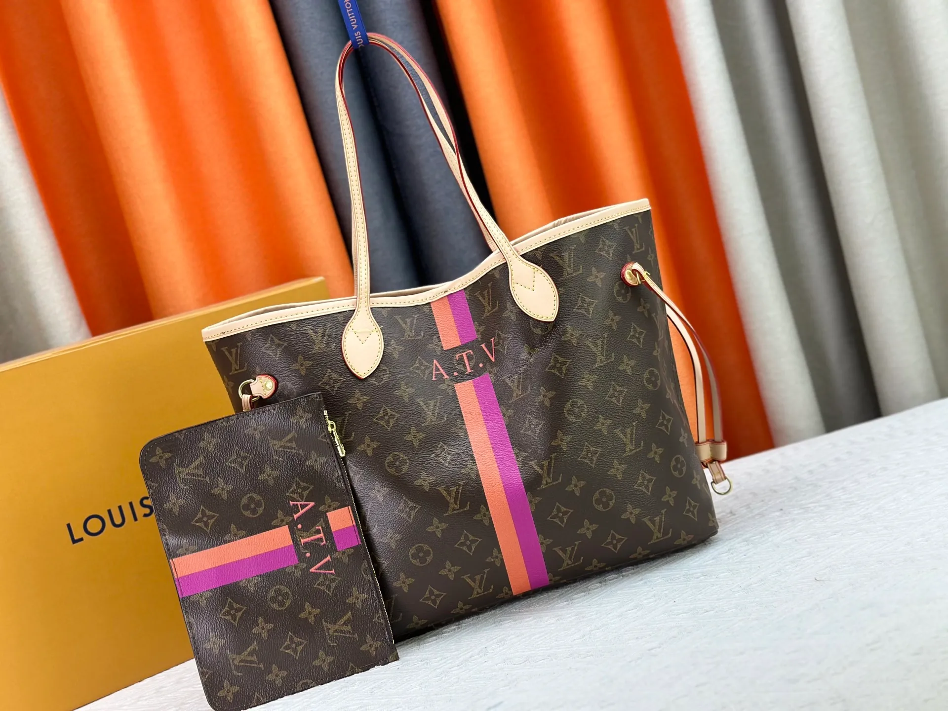 P240 Upgraded original M13758 M14210 M45686 M46649 M58907 M13675 M40995 This Neverfull medium handbag uses embossing and printing processes to depict the Monogram pattern on the cow leather. Tighten the side straps and the tote instantly transforms into an elegant urban handbag; the long handle makes it easy to carry over the shoulder or elbow. 31.0 x 28.0 x 14.0 cm (length x height x width)
