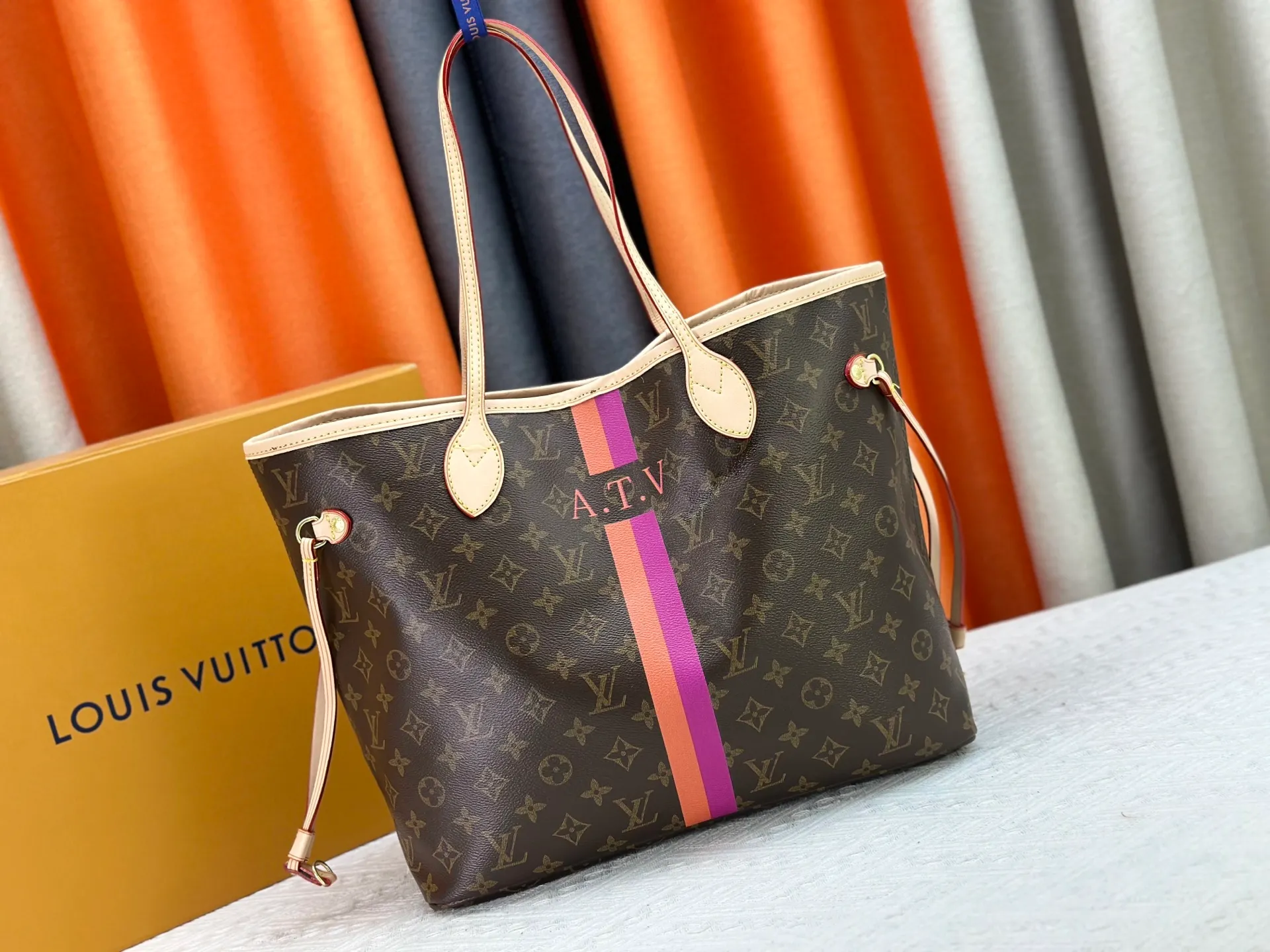 P240 Upgraded original M13758 M14210 M45686 M46649 M58907 M13675 M40995 This Neverfull medium handbag uses embossing and printing processes to depict the Monogram pattern on the cow leather. Tighten the side straps and the tote instantly transforms into an elegant urban handbag; the long handle makes it easy to carry over the shoulder or elbow. 31.0 x 28.0 x 14.0 cm (length x height x width)