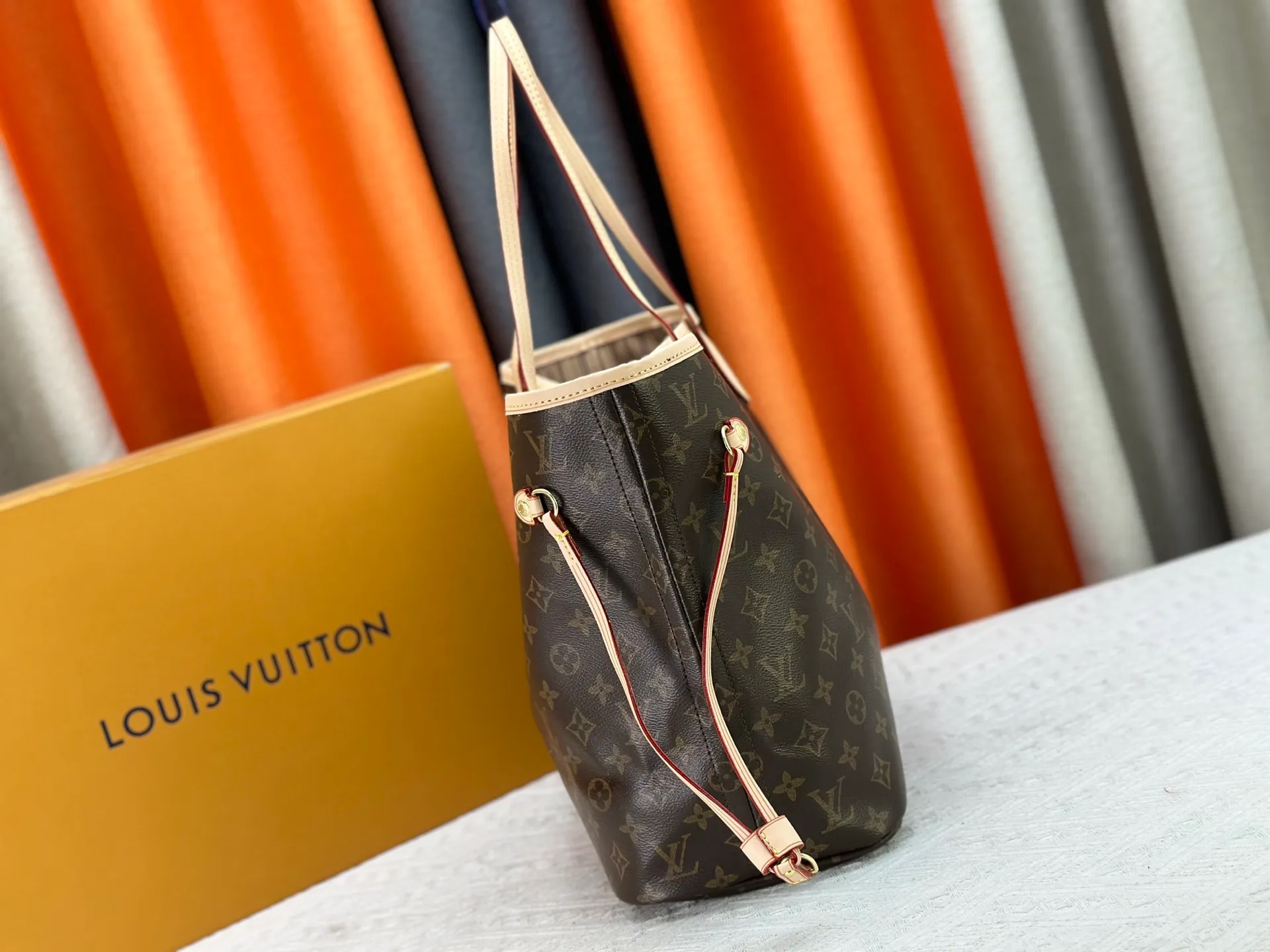 P240 Upgraded original M13758 M14210 M45686 M46649 M58907 M13675 M40995 This Neverfull medium handbag uses embossing and printing processes to depict the Monogram pattern on the cow leather. Tighten the side straps and the tote instantly transforms into an elegant urban handbag; the long handle makes it easy to carry over the shoulder or elbow. 31.0 x 28.0 x 14.0 cm (length x height x width)