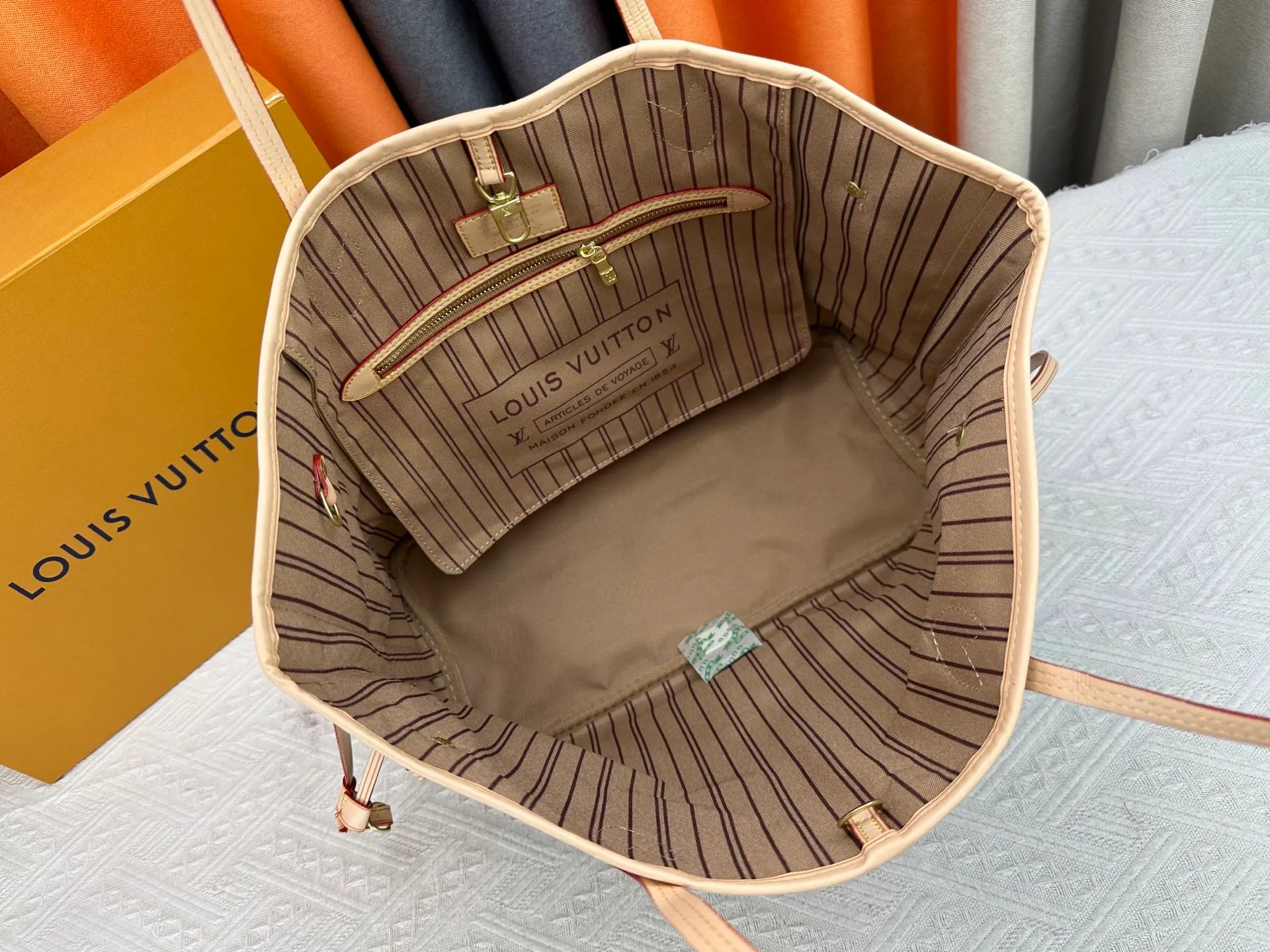 P240 Upgraded original M13758 M14210 M45686 M46649 M58907 M13675 M40995 This Neverfull medium handbag uses embossing and printing processes to depict the Monogram pattern on the cow leather. Tighten the side straps and the tote instantly transforms into an elegant urban handbag; the long handle makes it easy to carry over the shoulder or elbow. 31.0 x 28.0 x 14.0 cm (length x height x width)