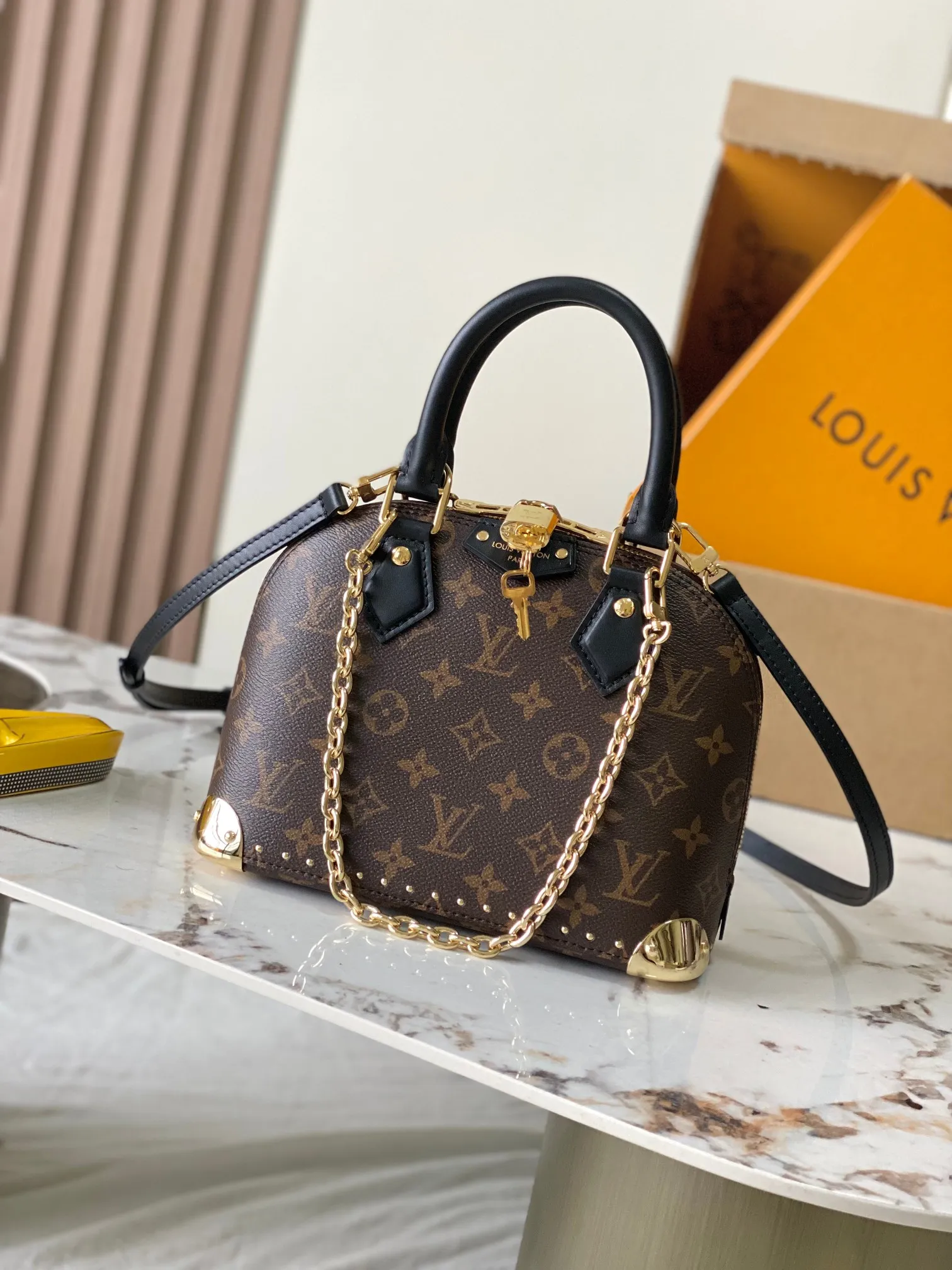 p1720 [Special grade MB163c chip version original leather] This Alma BB handbag model: M26084 Material: A-grade all-steel hardware, imported original fabric Packaging: full set of original duty-free MB packaging Dimensions: 22 x 19x 11 cm