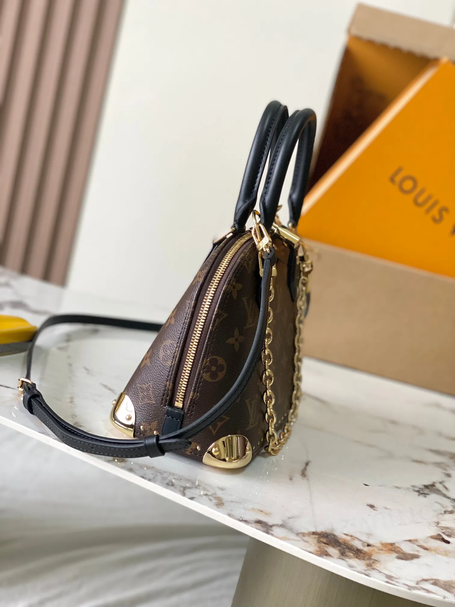 p1720 [Special grade MB163c chip version original leather] This Alma BB handbag model: M26084 Material: A-grade all-steel hardware, imported original fabric Packaging: full set of original duty-free MB packaging Dimensions: 22 x 19x 11 cm