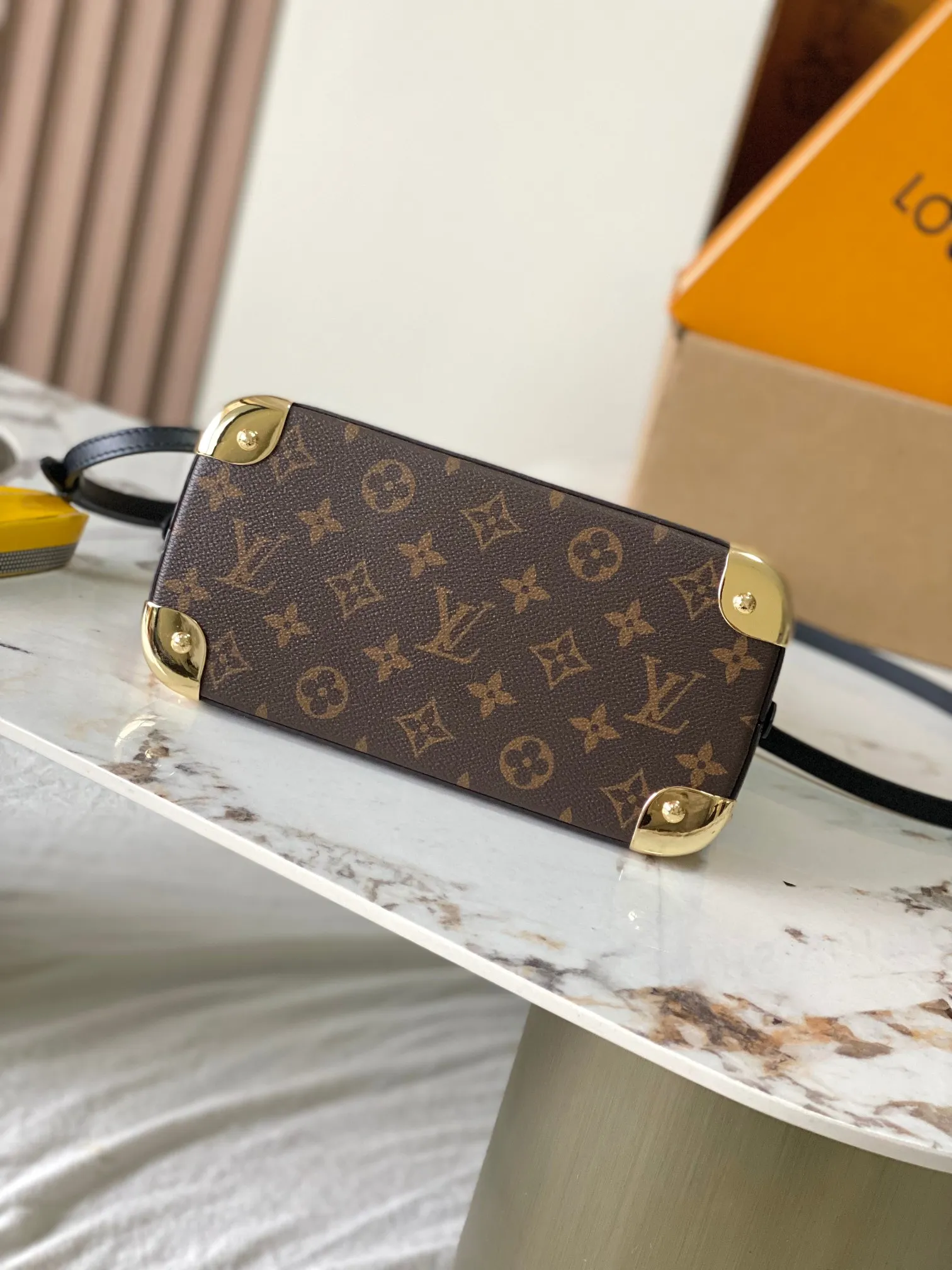 p1720 [Special grade MB163c chip version original leather] This Alma BB handbag model: M26084 Material: A-grade all-steel hardware, imported original fabric Packaging: full set of original duty-free MB packaging Dimensions: 22 x 19x 11 cm