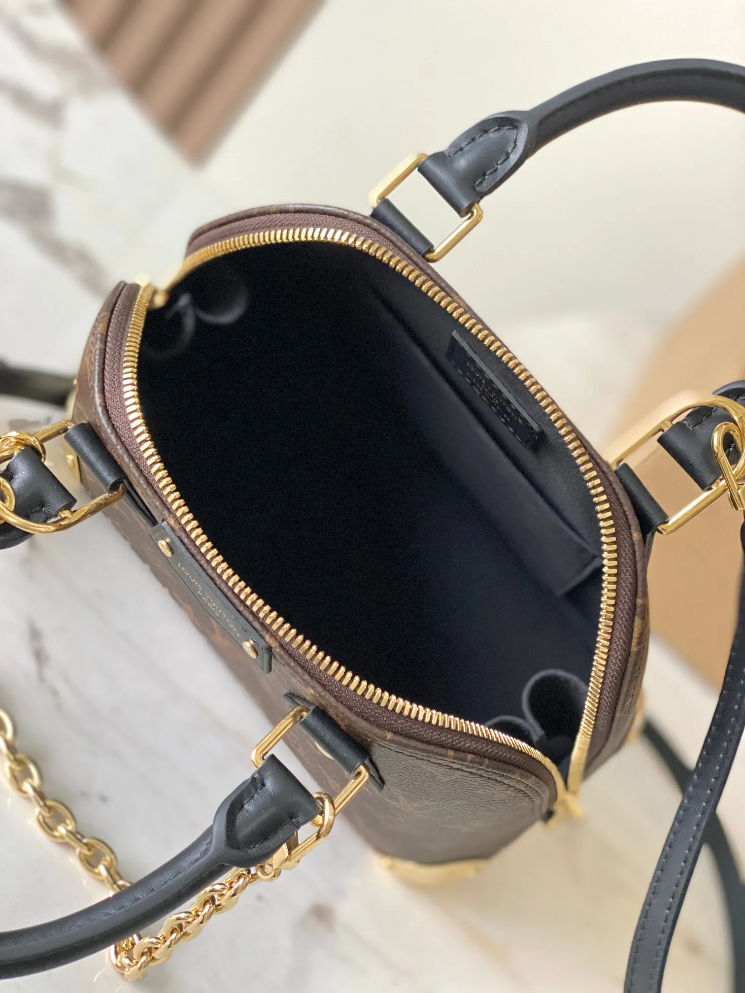 p1720 [Special grade MB163c chip version original leather] This Alma BB handbag model: M26084 Material: A-grade all-steel hardware, imported original fabric Packaging: full set of original duty-free MB packaging Dimensions: 22 x 19x 11 cm