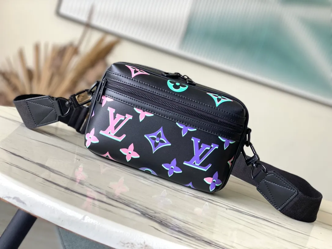 💰980 Top Original Order M22495 This Comt small messenger bag is made of cow leather, and the Monogram pattern is painted with neon colors as if it has been exposed multiple times, just like a spotlight shining on it. Zipper closure keeps personal items safe and secure. Dimensions: 21.5 × 14 × 7.5 cm