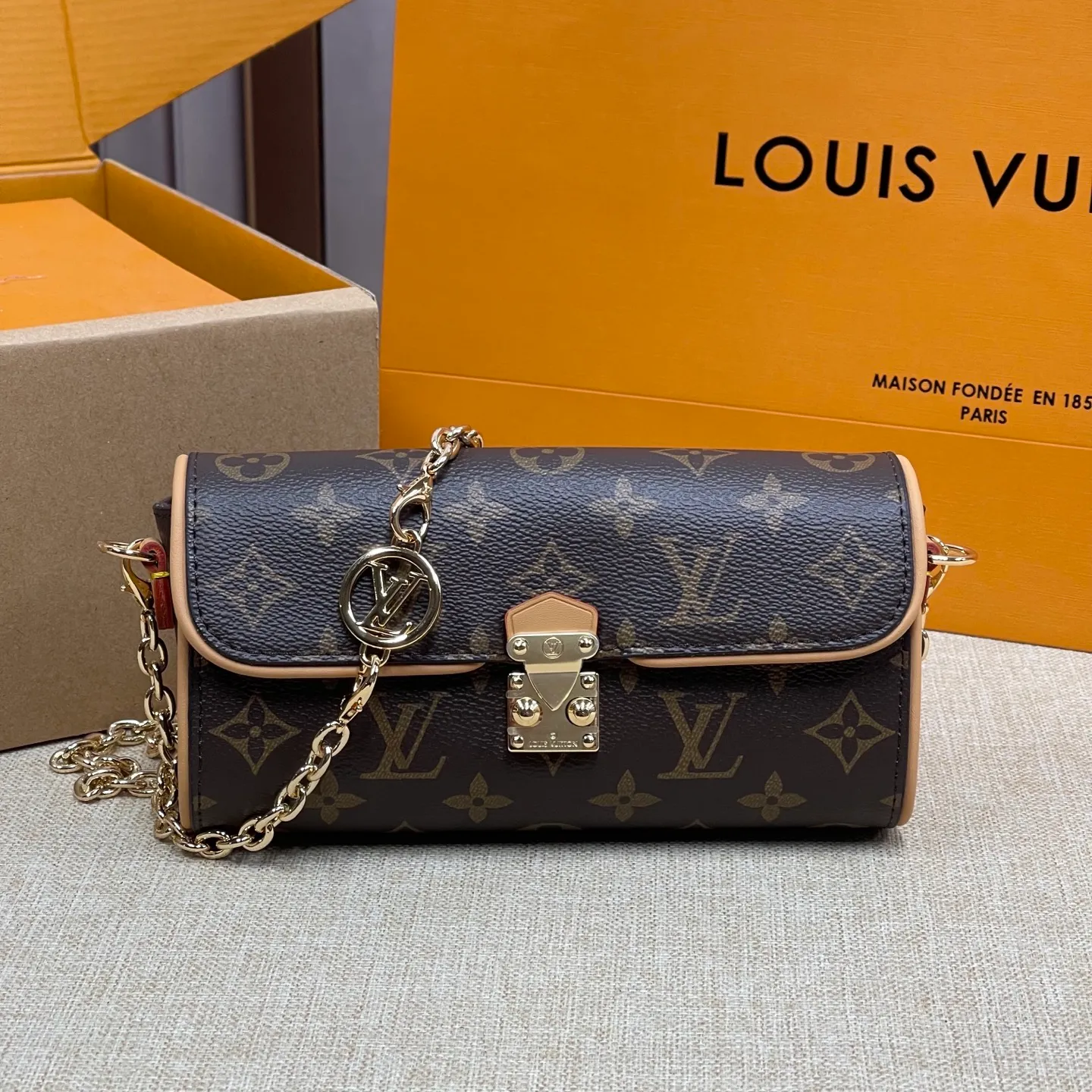 [Upgraded version] p460💰Upgraded version·High quality, with gift box🎁Packaging [Exclusive real shot] Model 13566 This pochette clle handbag is made of monogram canvas, paying tribute to the original design that appeared on the 2000 spring and summer fashion show. The s-lo lock, cire logo on the chain and contrasting vvn leather trim interpret the brand's classic elements. The flexible and easy-to-wear construction can be worn cross-body, over the shoulder or by hand. 11 x 6 x 20.5 cm (height x width x length)