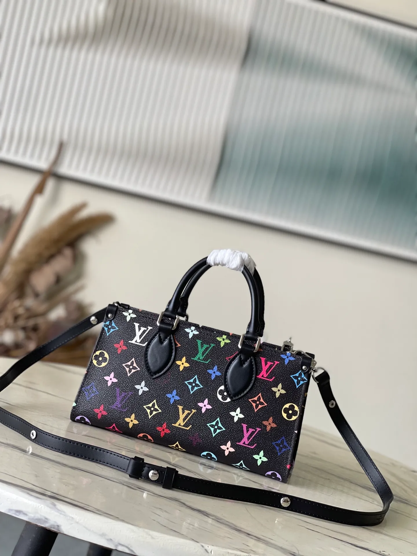 💰1240 (top layer leather) top original order M13260 This OnTheGo East West handbag is made of coated canvas, with the full Monogram pattern drawn in the rainbow tones of the x Murakami collaboration series. The cow leather Toron handle, cross-body chain and adjustable leather shoulder strap allow for a variety of carrying methods, and the ample interior can easily store smartphones and other daily needs. Dimensions: 25 × 13 × 10 cm