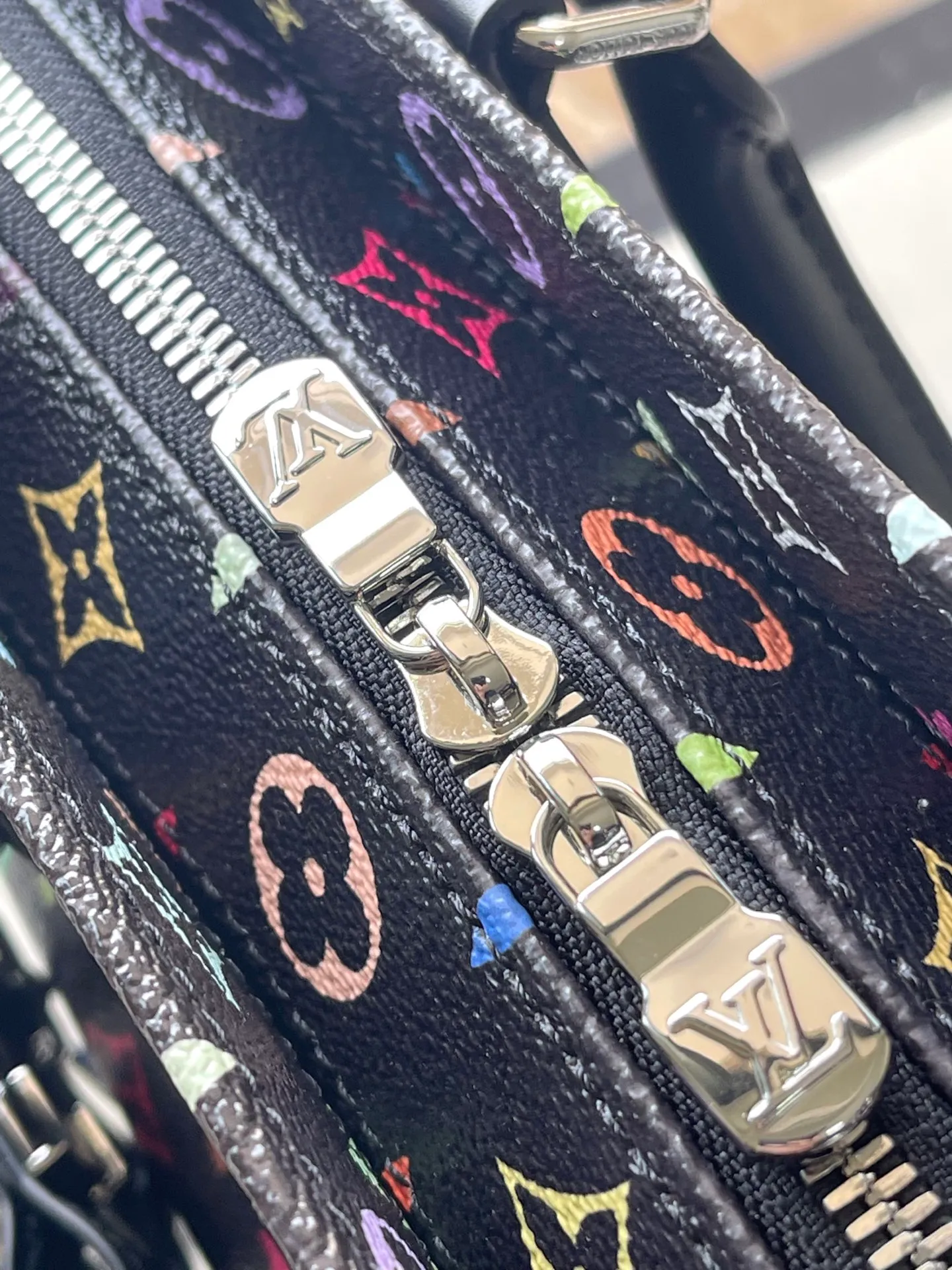 💰1240 (top layer leather) top original order M13260 This OnTheGo East West handbag is made of coated canvas, with the full Monogram pattern drawn in the rainbow tones of the x Murakami collaboration series. The cow leather Toron handle, cross-body chain and adjustable leather shoulder strap allow for a variety of carrying methods, and the ample interior can easily store smartphones and other daily needs. Dimensions: 25 × 13 × 10 cm