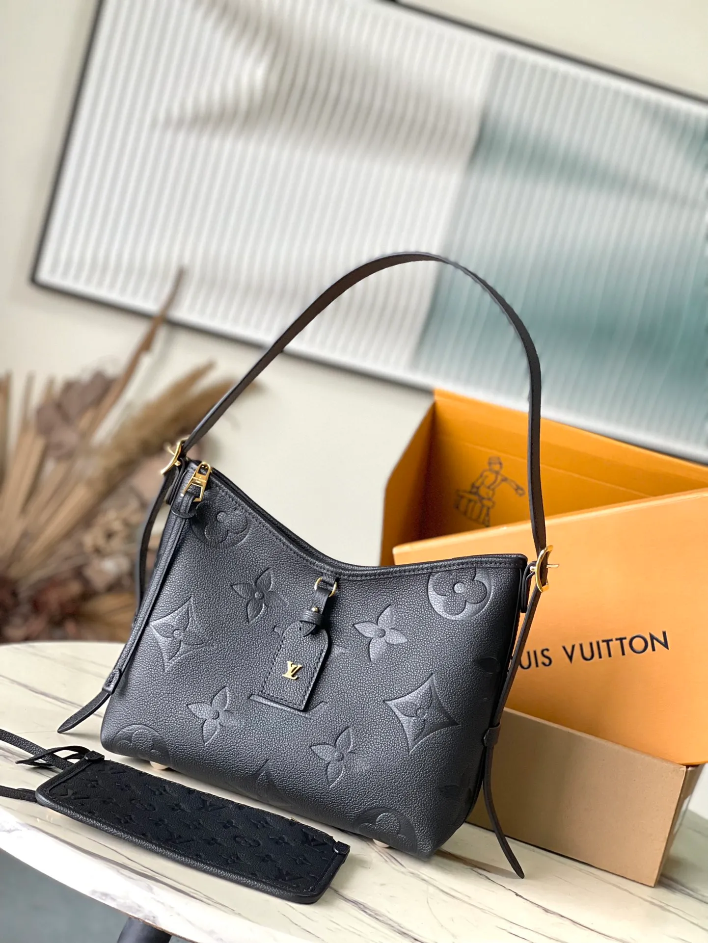 💰1180 (top layer leather) top quality original M46288 black CarryAll small handbag is made of Monogram Empreinte embossed leather. It has a generous structure with a neat inner layer and a large inner bag to add functional elements. Comes with a Monogram embossed zipper clutch secured by a leather strap. A personal companion for urban life. Dimensions 29 x 24 x 12 cm (length x height x width)