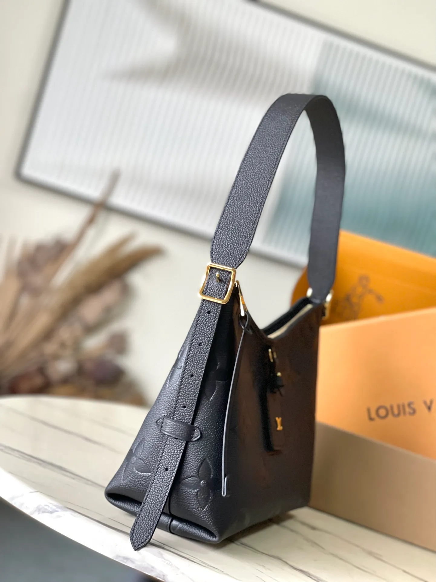 💰1180 (top layer leather) top quality original M46288 black CarryAll small handbag is made of Monogram Empreinte embossed leather. It has a generous structure with a neat inner layer and a large inner bag to add functional elements. Comes with a Monogram embossed zipper clutch secured by a leather strap. A personal companion for urban life. Dimensions 29 x 24 x 12 cm (length x height x width)