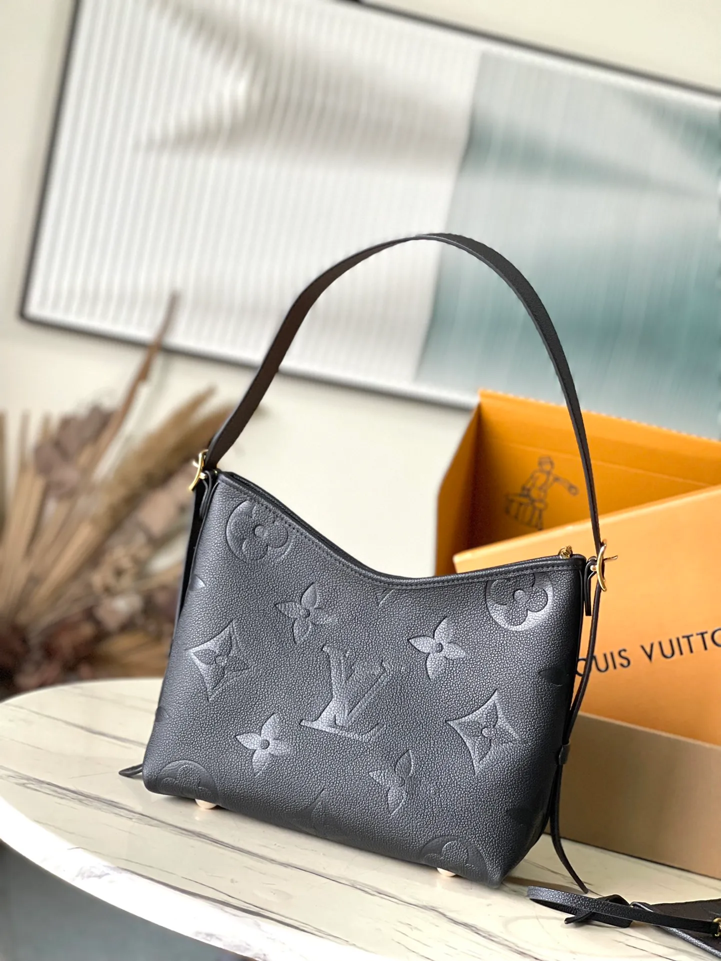 💰1180 (top layer leather) top quality original M46288 black CarryAll small handbag is made of Monogram Empreinte embossed leather. It has a generous structure with a neat inner layer and a large inner bag to add functional elements. Comes with a Monogram embossed zipper clutch secured by a leather strap. A personal companion for urban life. Dimensions 29 x 24 x 12 cm (length x height x width)