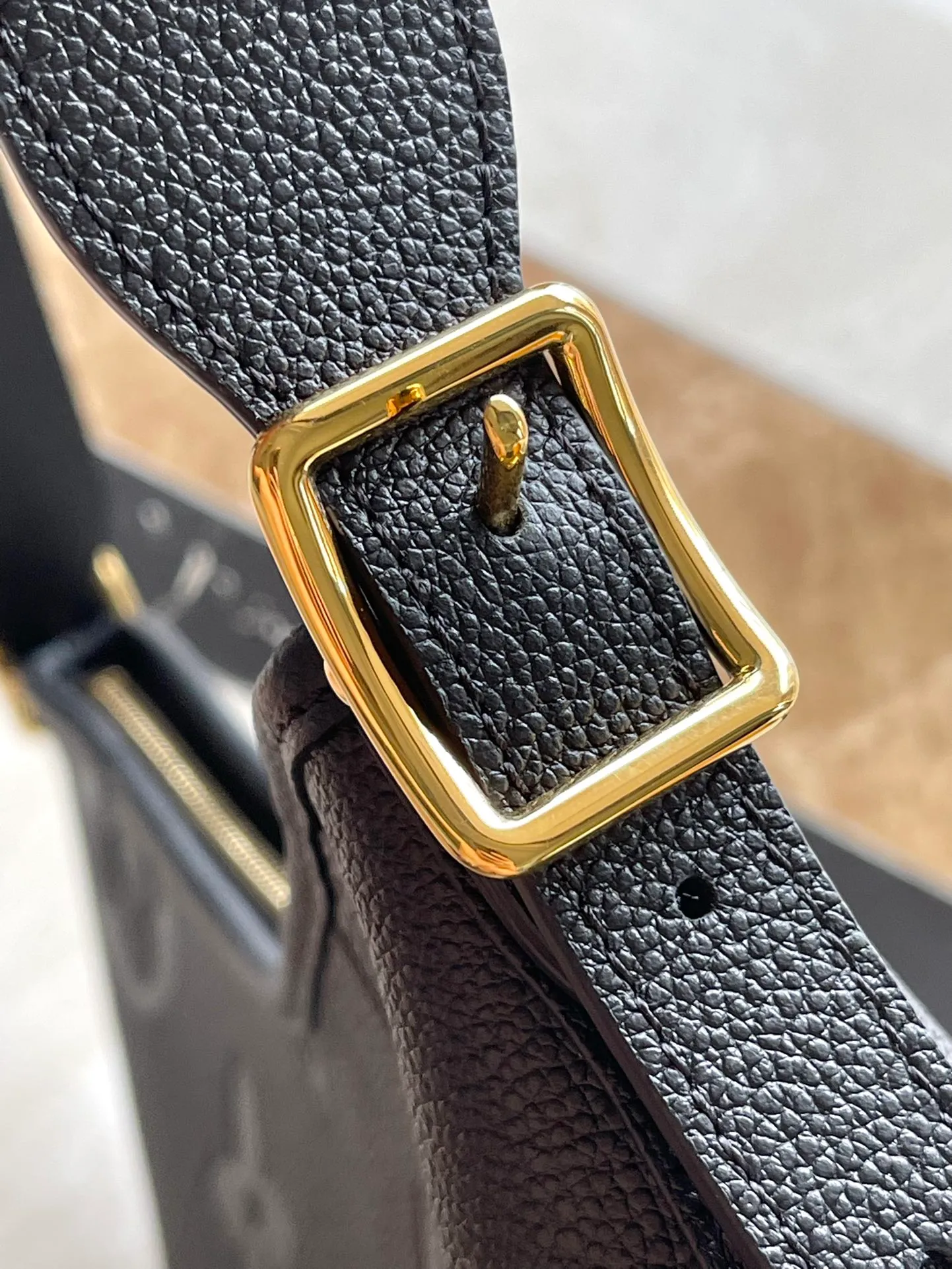 💰1180 (top layer leather) top quality original M46288 black CarryAll small handbag is made of Monogram Empreinte embossed leather. It has a generous structure with a neat inner layer and a large inner bag to add functional elements. Comes with a Monogram embossed zipper clutch secured by a leather strap. A personal companion for urban life. Dimensions 29 x 24 x 12 cm (length x height x width)