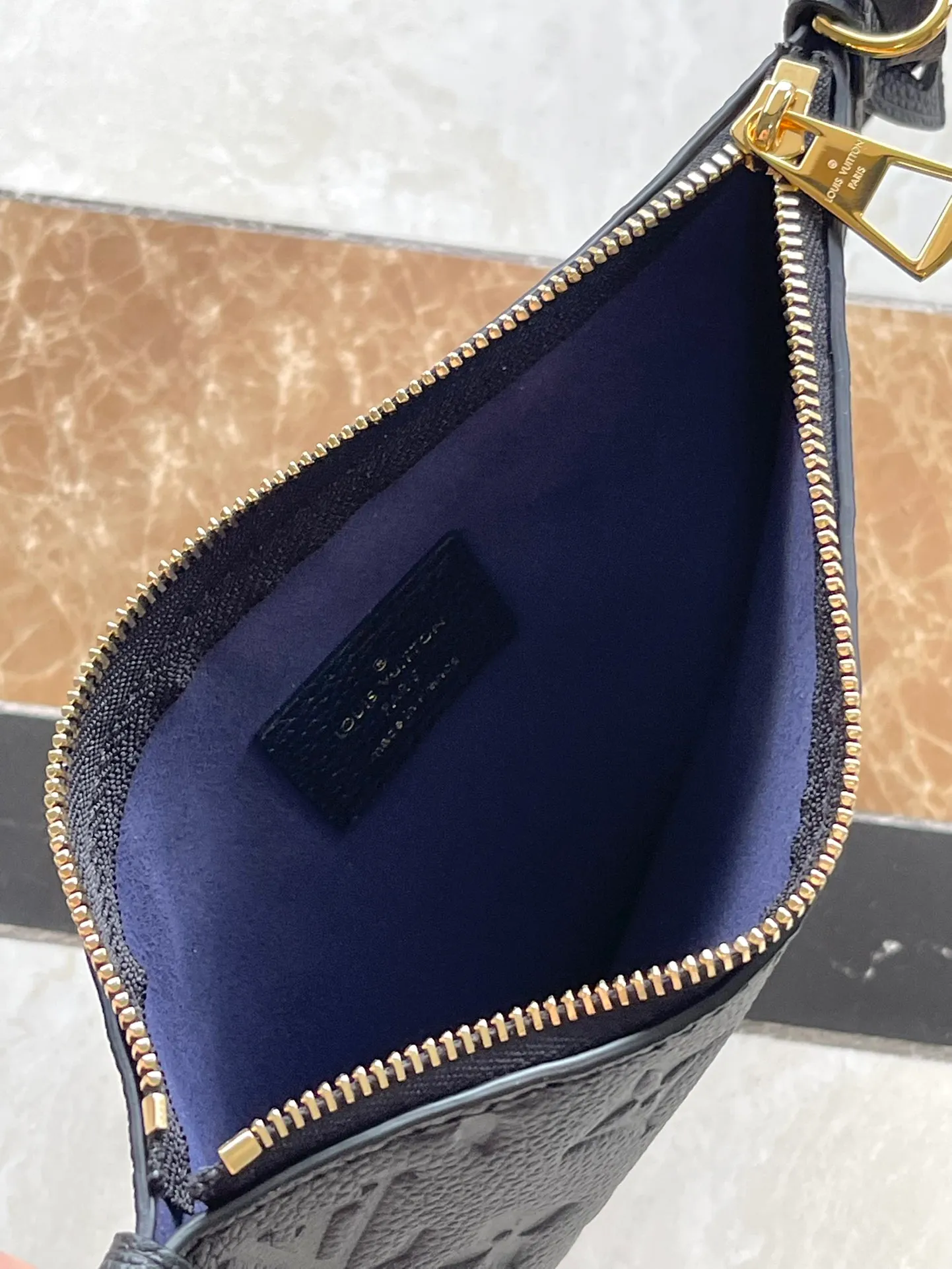 💰1180 (top layer leather) top quality original M46288 black CarryAll small handbag is made of Monogram Empreinte embossed leather. It has a generous structure with a neat inner layer and a large inner bag to add functional elements. Comes with a Monogram embossed zipper clutch secured by a leather strap. A personal companion for urban life. Dimensions 29 x 24 x 12 cm (length x height x width)