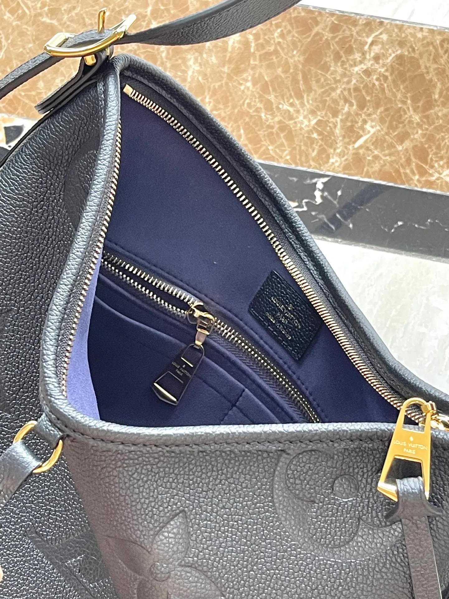 💰1180 (top layer leather) top quality original M46288 black CarryAll small handbag is made of Monogram Empreinte embossed leather. It has a generous structure with a neat inner layer and a large inner bag to add functional elements. Comes with a Monogram embossed zipper clutch secured by a leather strap. A personal companion for urban life. Dimensions 29 x 24 x 12 cm (length x height x width)
