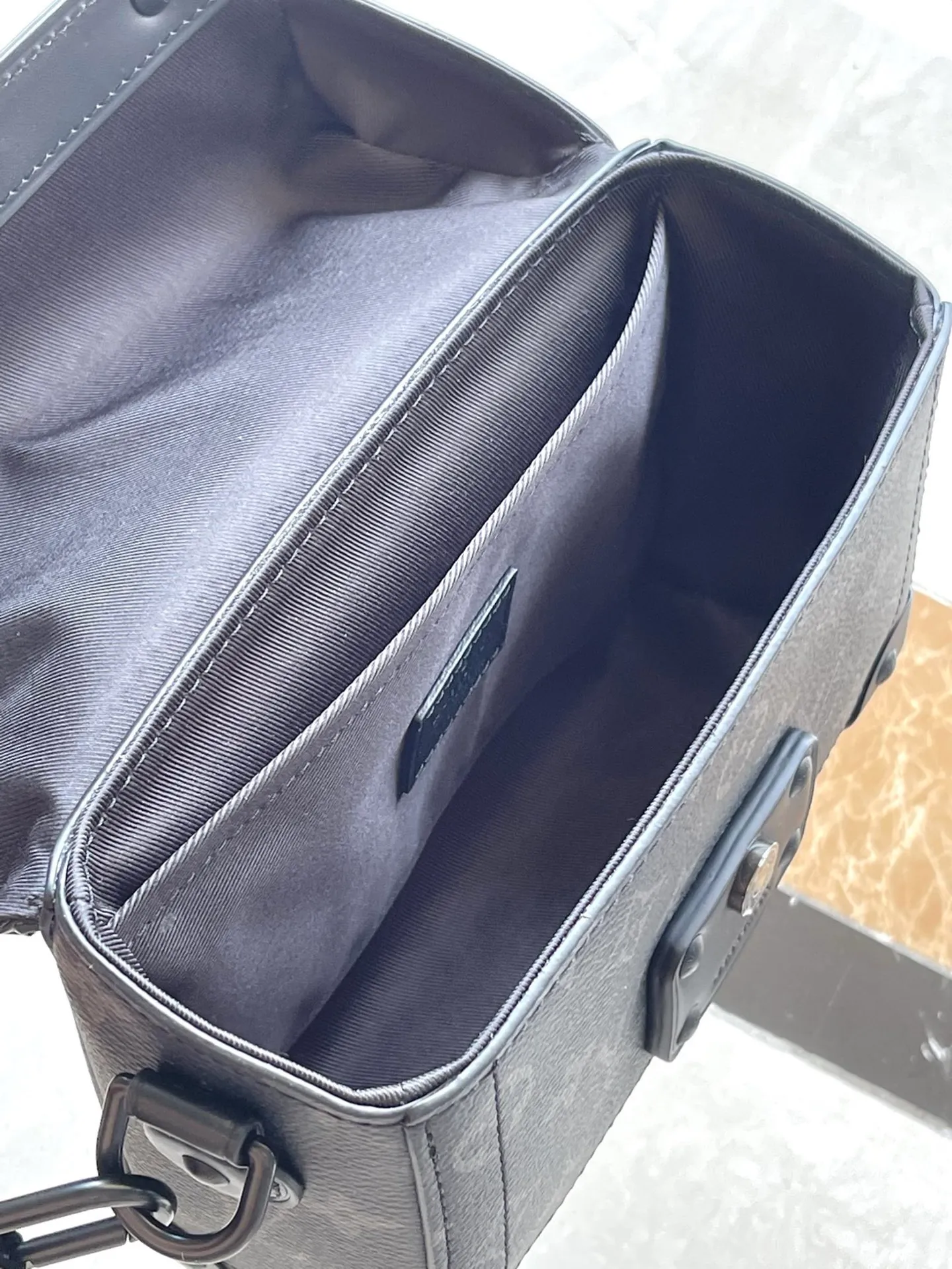 💰1140 Top original order M11743 This Soul Trunk handbag is made of Monogram Eclipse canvas, with a soft and close-fitting compact structure for comfortable cross-body wear. Reinforced corners, leather details and Tumbler locks highlight the identity of the collection. Dimensions: 19 × 15 × 7 cm
