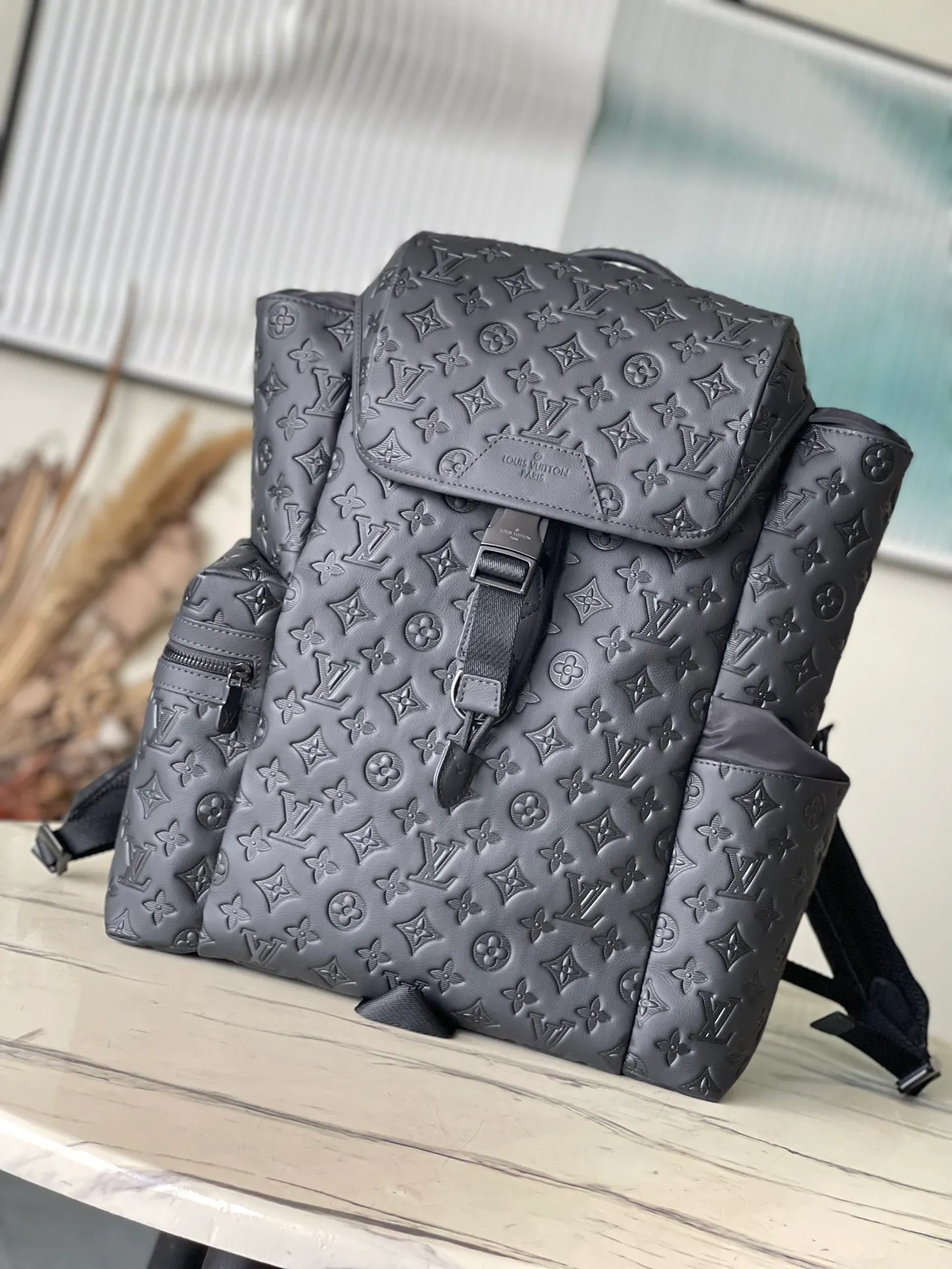 💰1500 (top-grain leather) top original order M43680 The new version of the Trekking backpack is from the 2018 early autumn men's series. This time, Monogram Shadow embossed cow leather is used. External pockets provide easy access, hooks and drawstrings provide secure protection, and comfortable leather shoulder straps and top handles allow for a variety of carrying options. 35.0 x 54.5 x 19.0 cm (length x height x width)