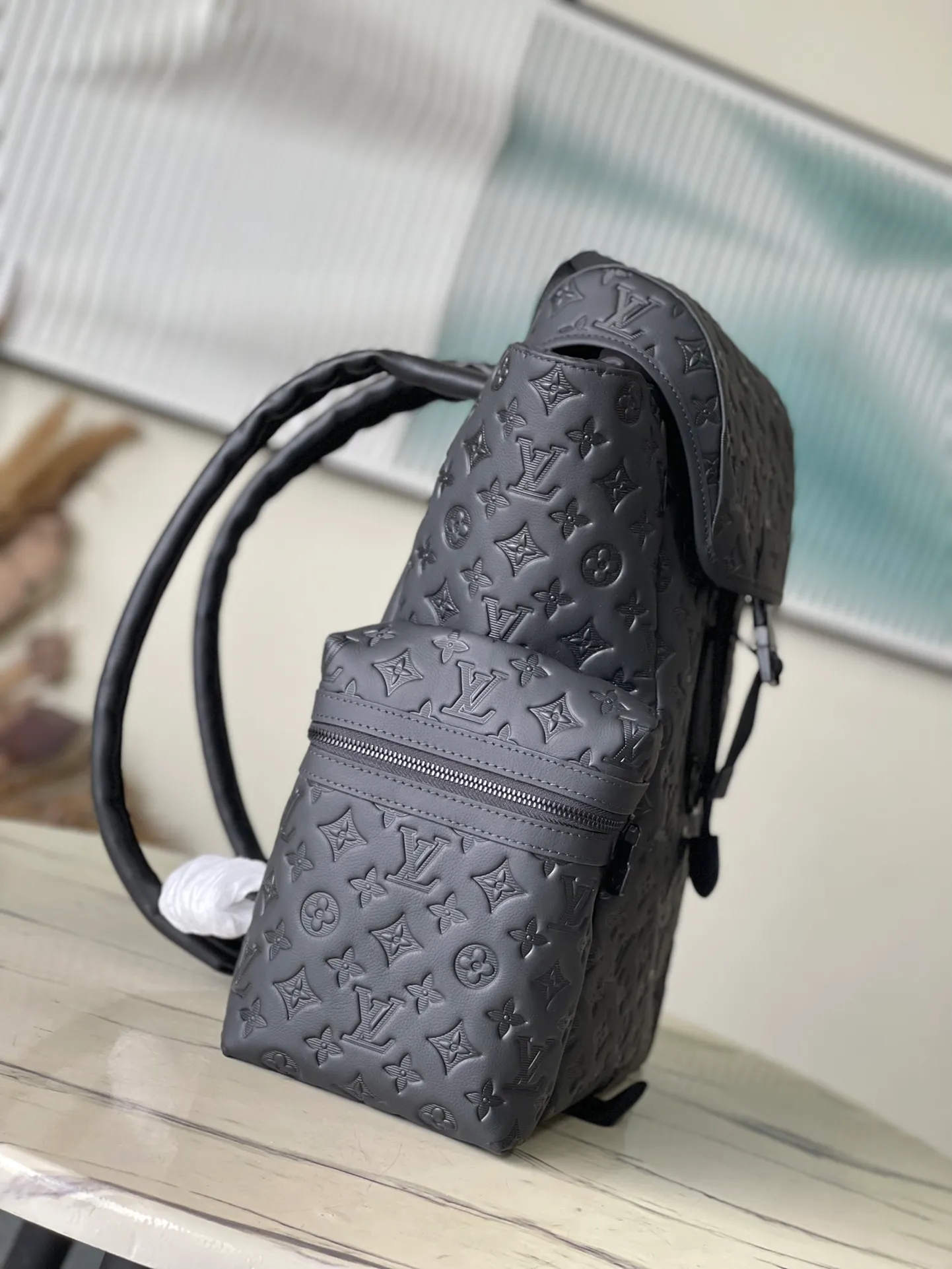 💰1500 (top-grain leather) top original order M43680 The new version of the Trekking backpack is from the 2018 early autumn men's series. This time, Monogram Shadow embossed cow leather is used. External pockets provide easy access, hooks and drawstrings provide secure protection, and comfortable leather shoulder straps and top handles allow for a variety of carrying options. 35.0 x 54.5 x 19.0 cm (length x height x width)