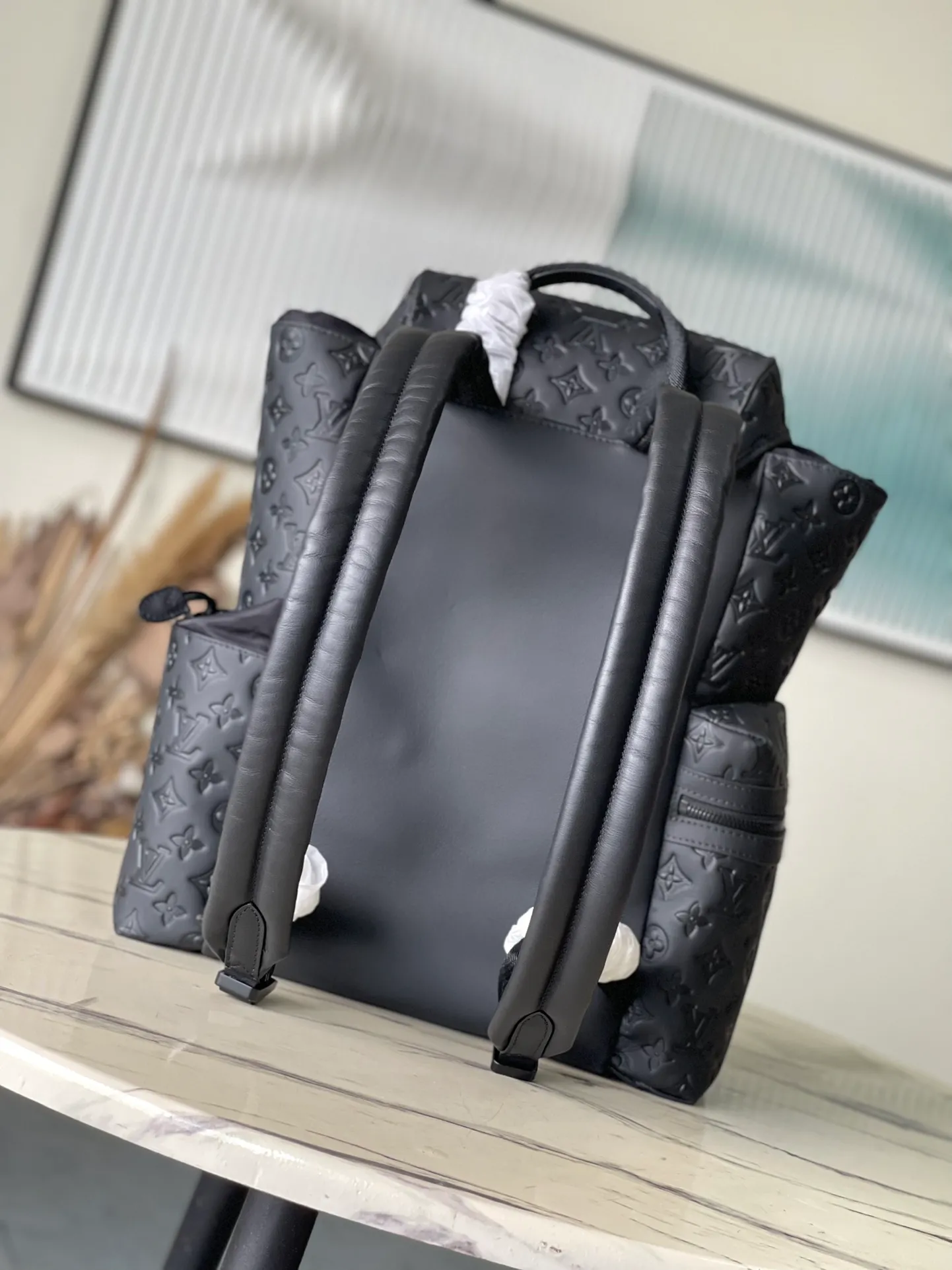 💰1500 (top-grain leather) top original order M43680 The new version of the Trekking backpack is from the 2018 early autumn men's series. This time, Monogram Shadow embossed cow leather is used. External pockets provide easy access, hooks and drawstrings provide secure protection, and comfortable leather shoulder straps and top handles allow for a variety of carrying options. 35.0 x 54.5 x 19.0 cm (length x height x width)