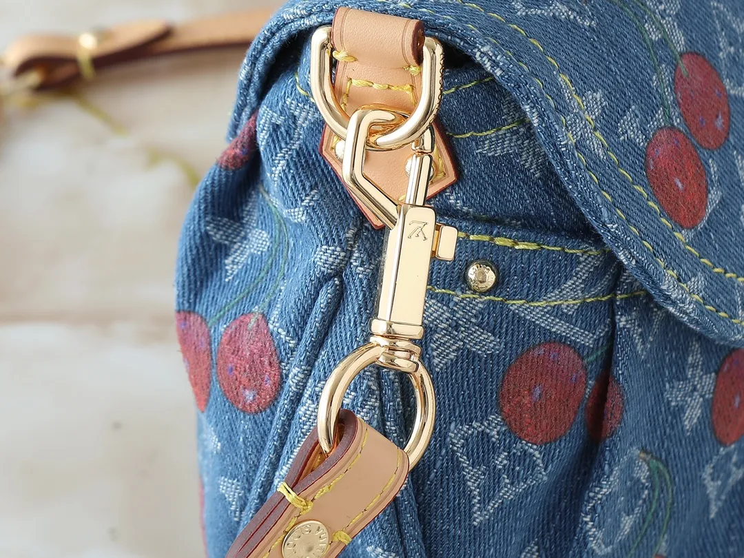 💰280💰Upgraded from the original M13347 M46829. This Sunset handbag relies on exquisite bleaching technology to bring the Monogram Denim pattern, which was born in 2005, back to the new season. Smooth leather trim and metal buckles accentuate the sophisticated construction, making it easy to organize both day and night. Use the included shoulder strap to switch between hand-carrying, shoulder-carrying and cross-body carrying. Dimensions: 27.0 x 18.0 x 3.0 cm (length x height x width)